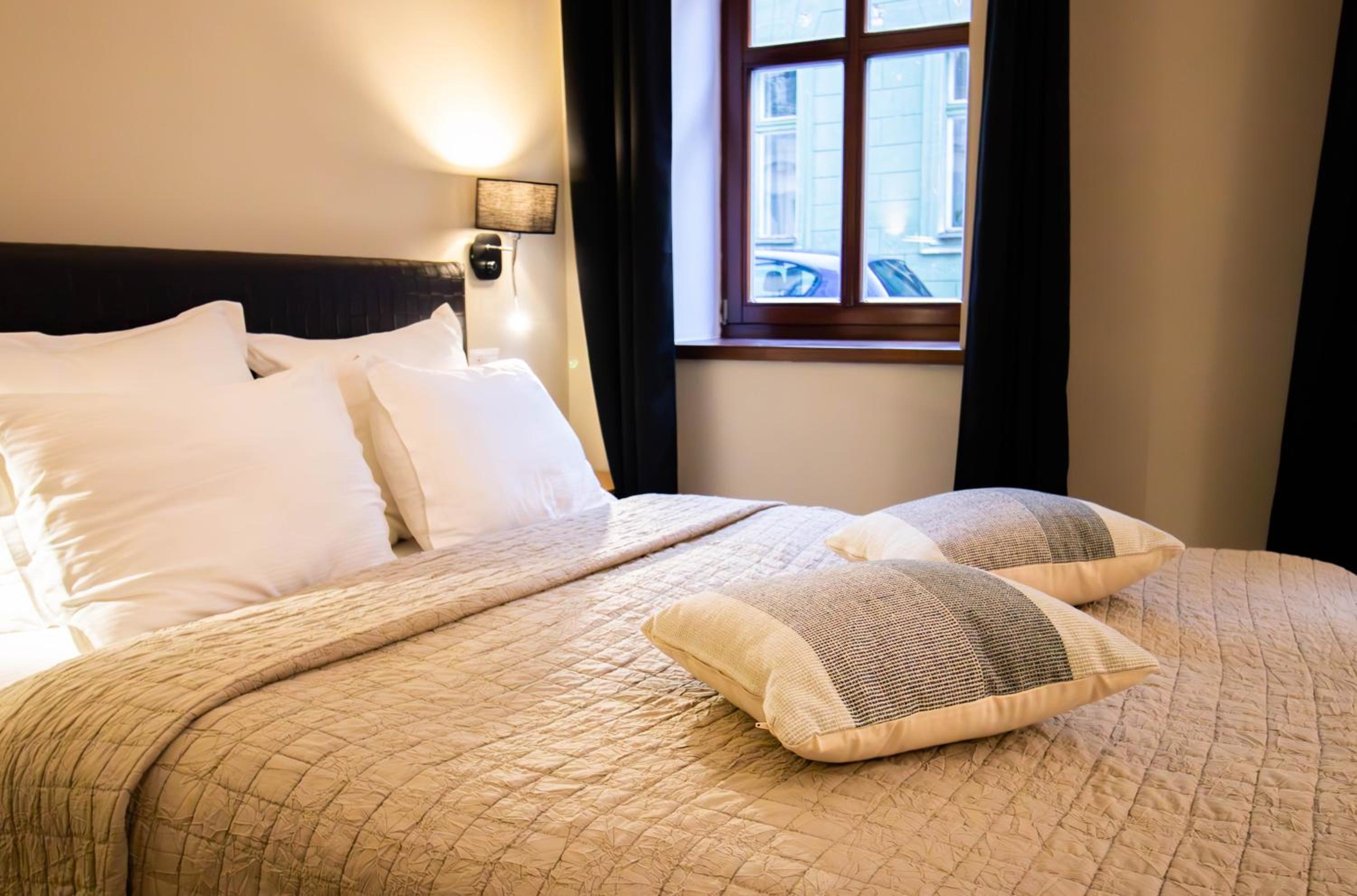 Standard King Room - Photo 9