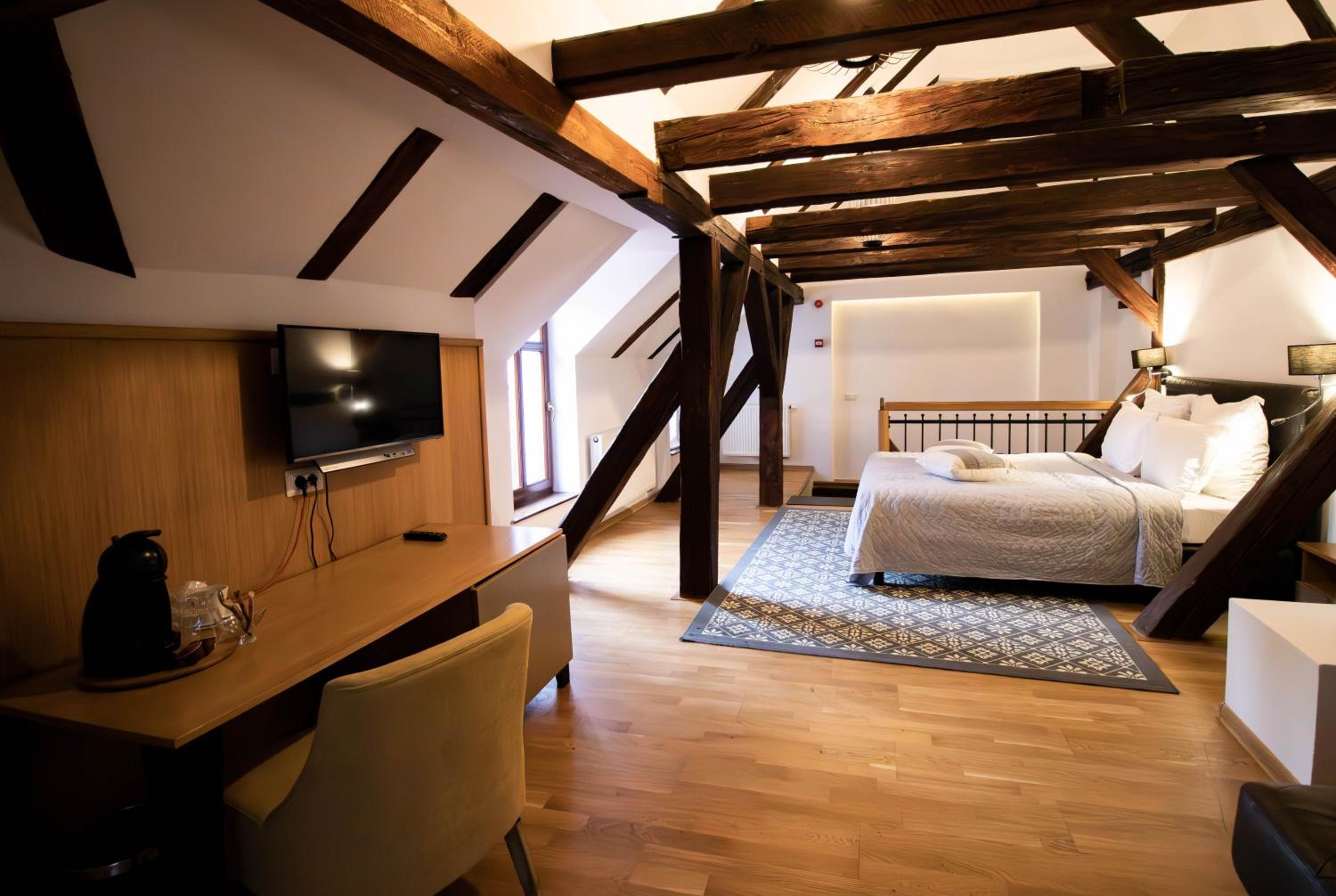 Queen Room - Photo 9