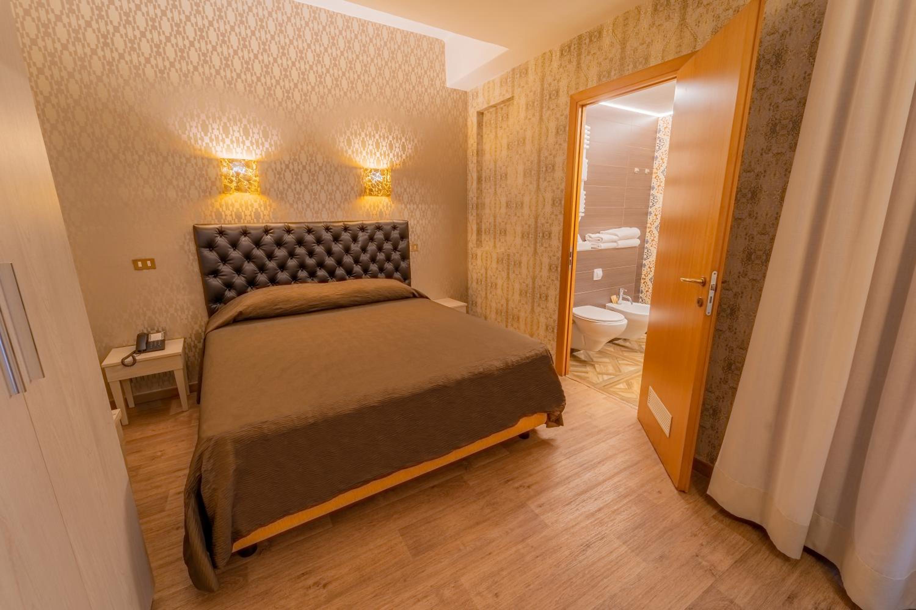 Double or Twin Room - Photo 11
