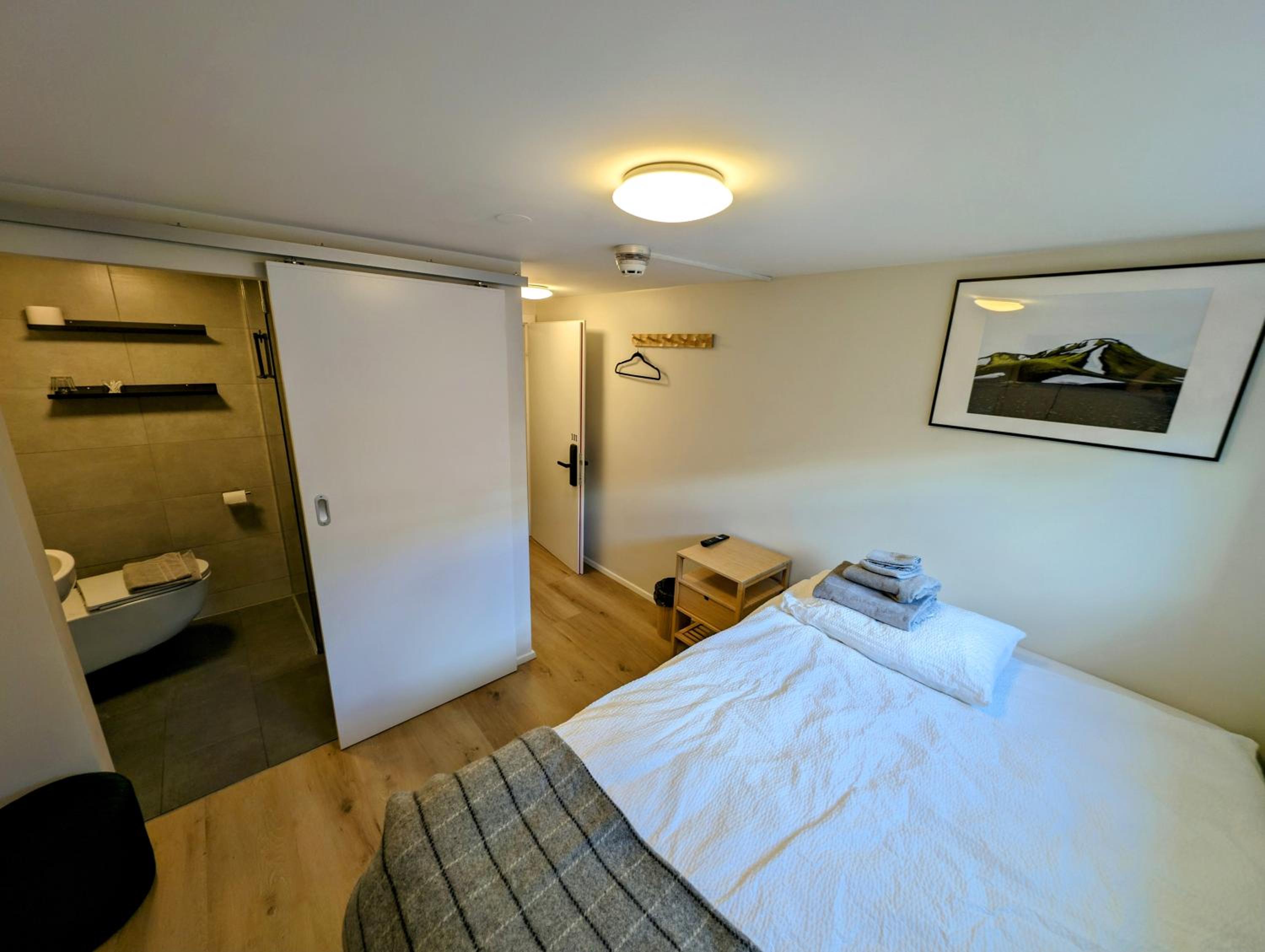 Single Room with Private Bathroom photo 2