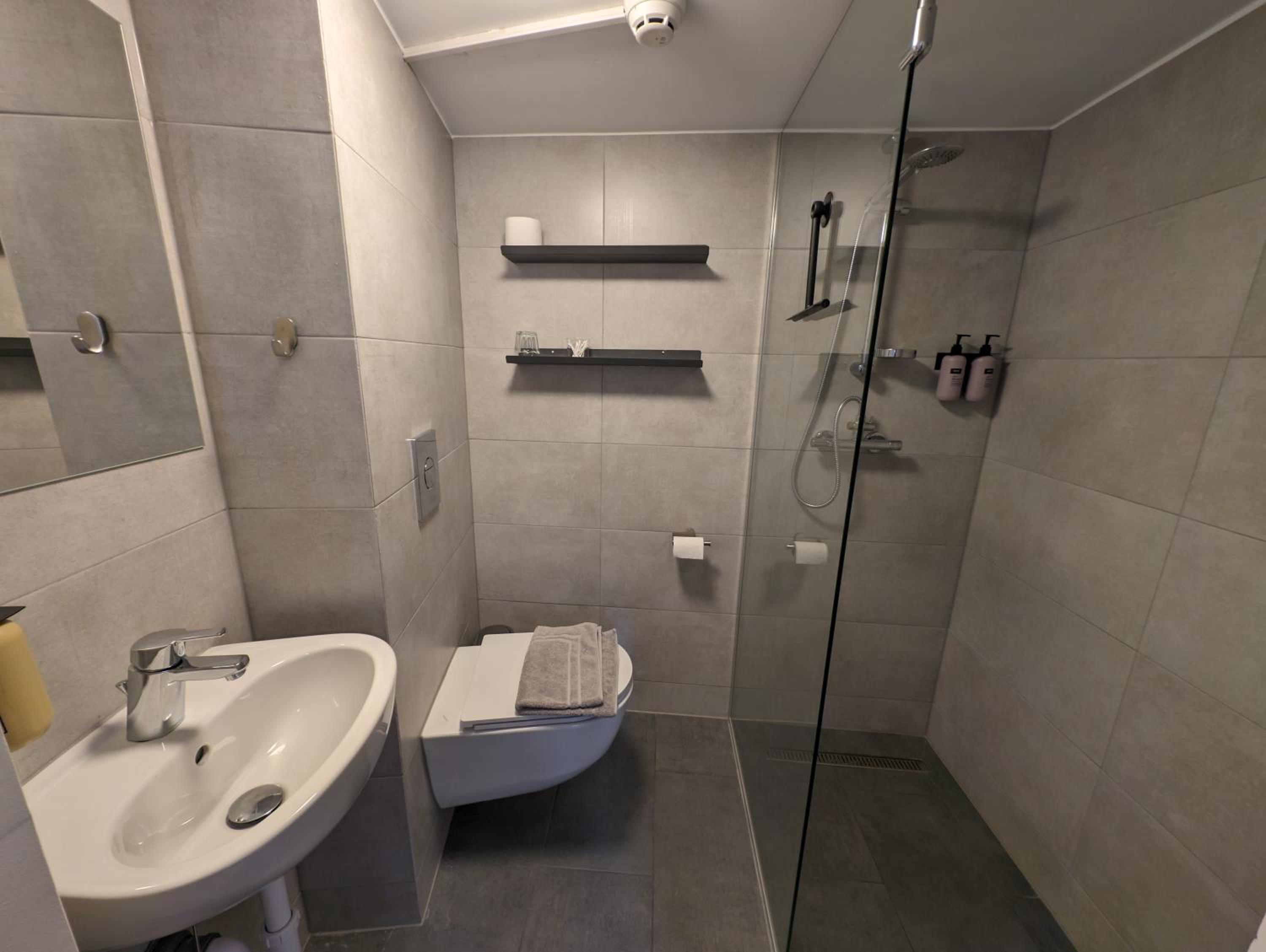 Single Room with Private Bathroom photo 3