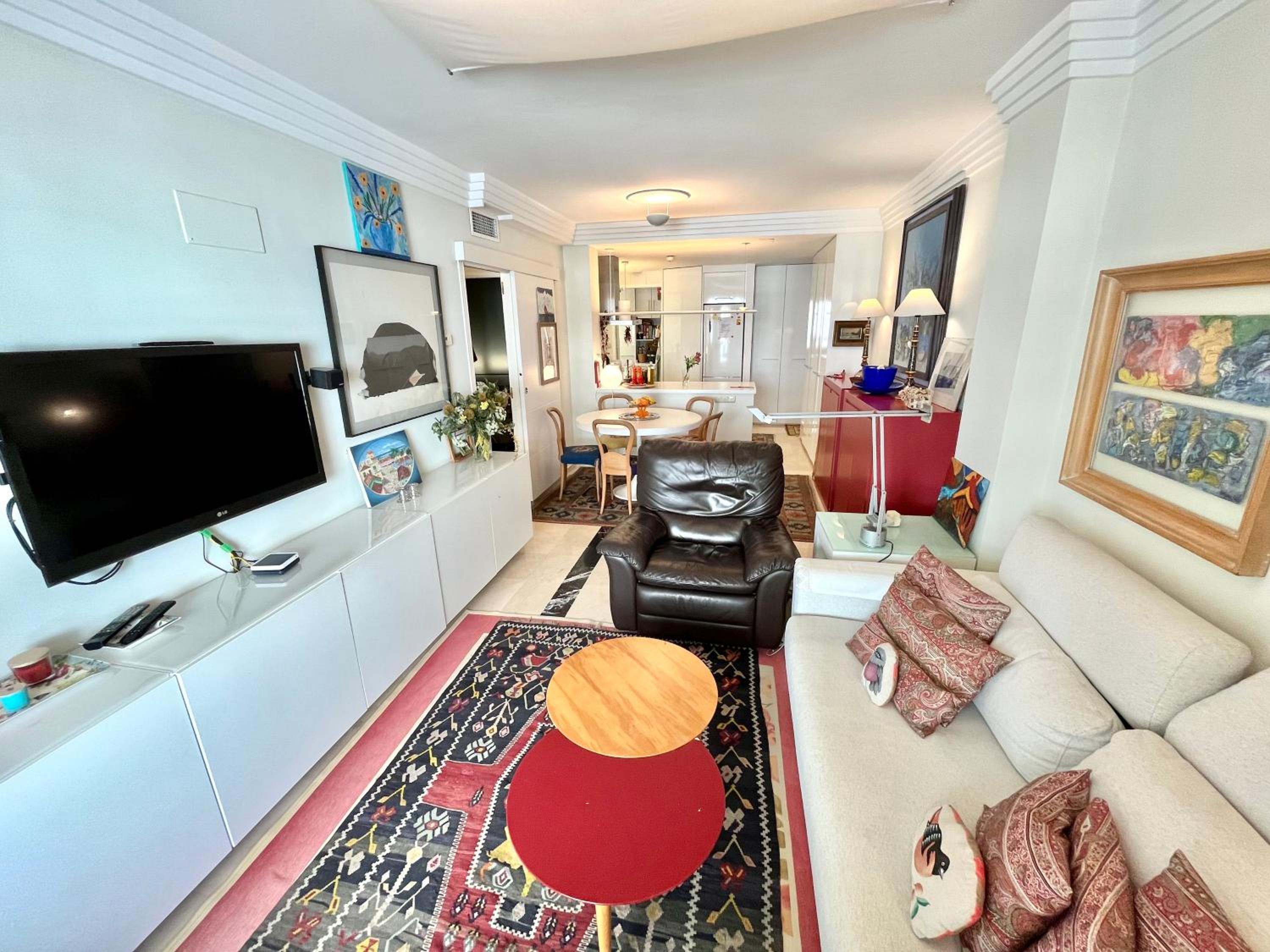 Apartamento de una habitación con vista al mar y balcón.