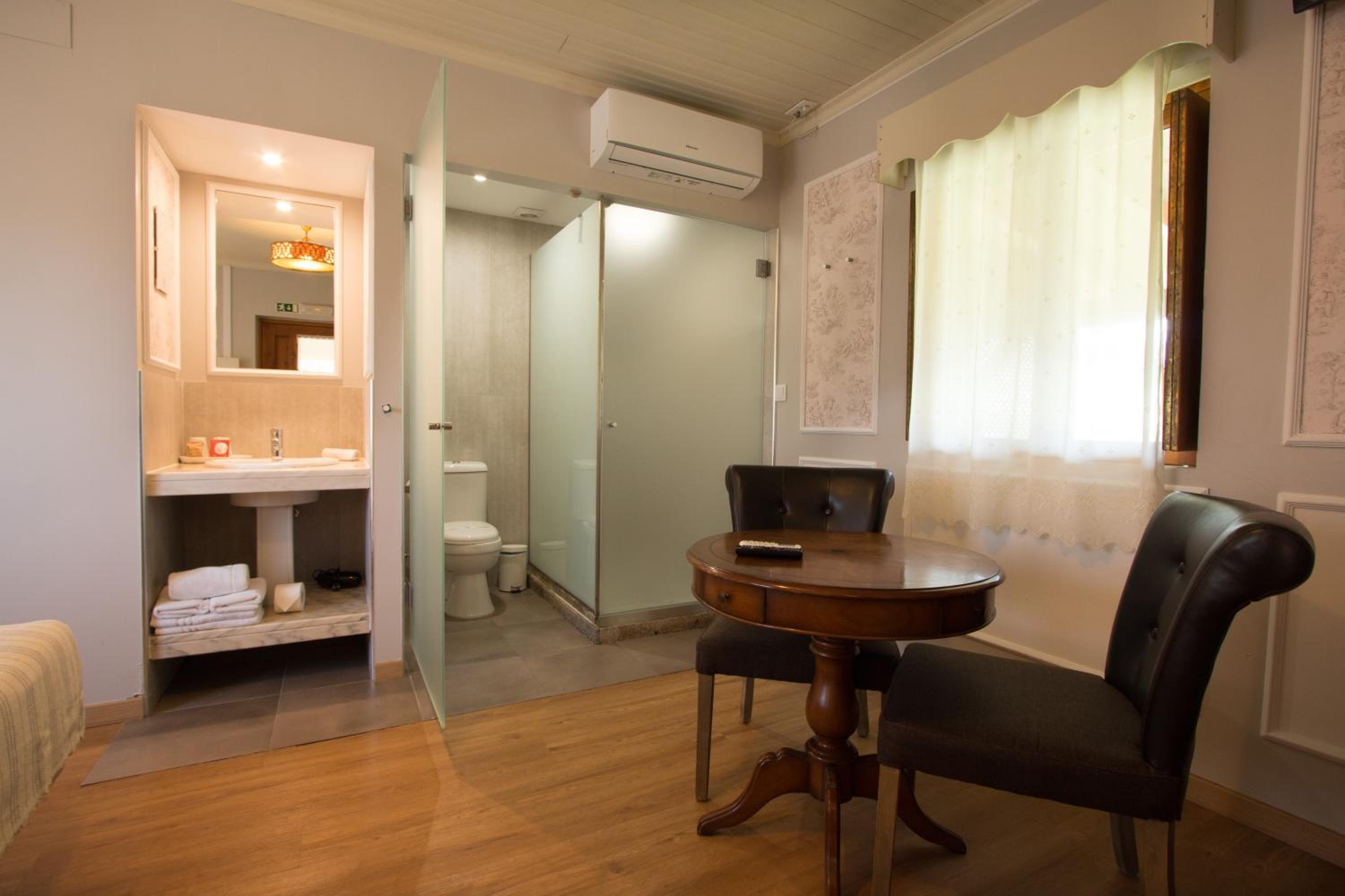 Superior Twin Room with Garden View - Photo 4