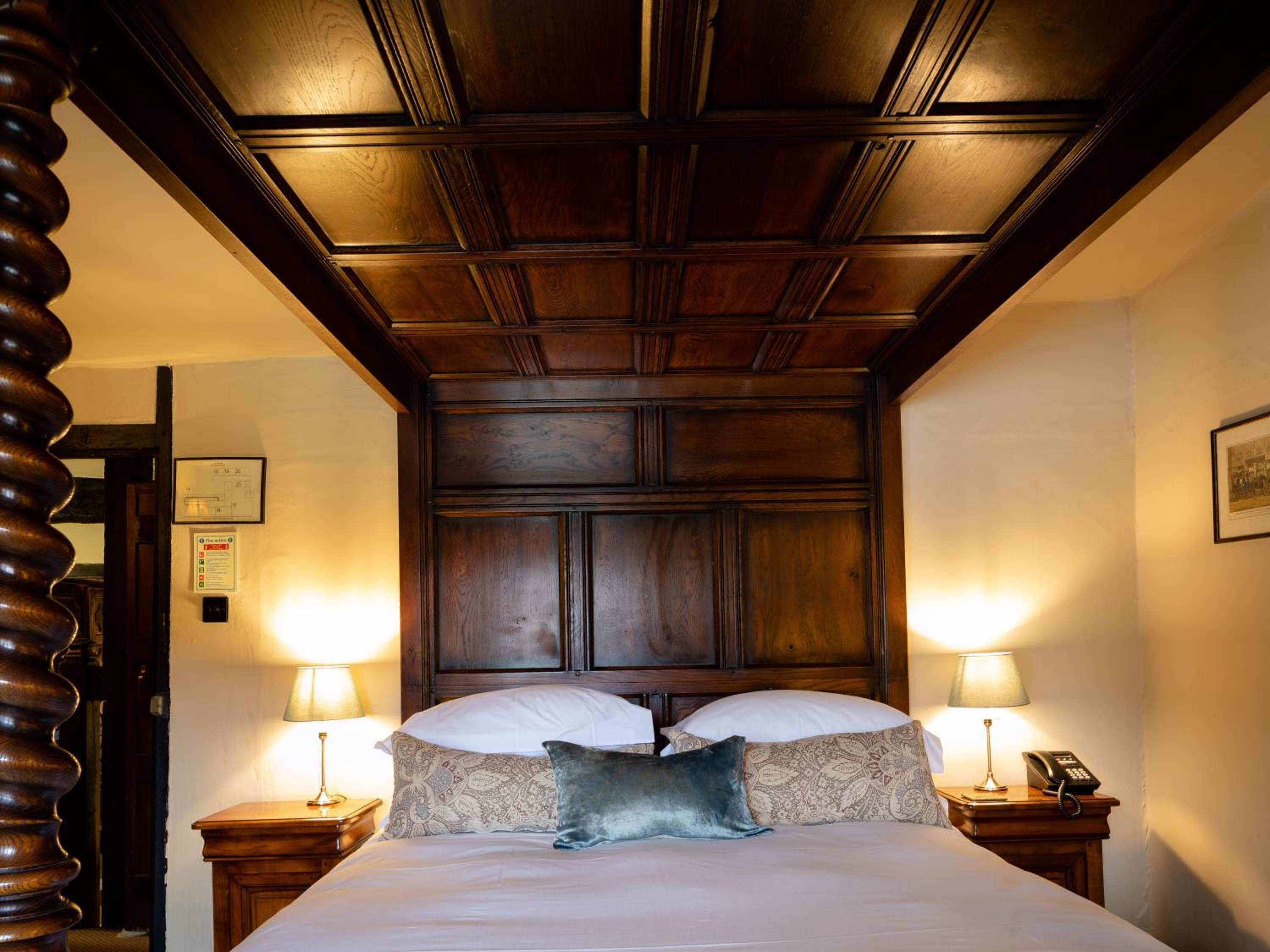 Superior Room with Four Poster Bed GR photo 3