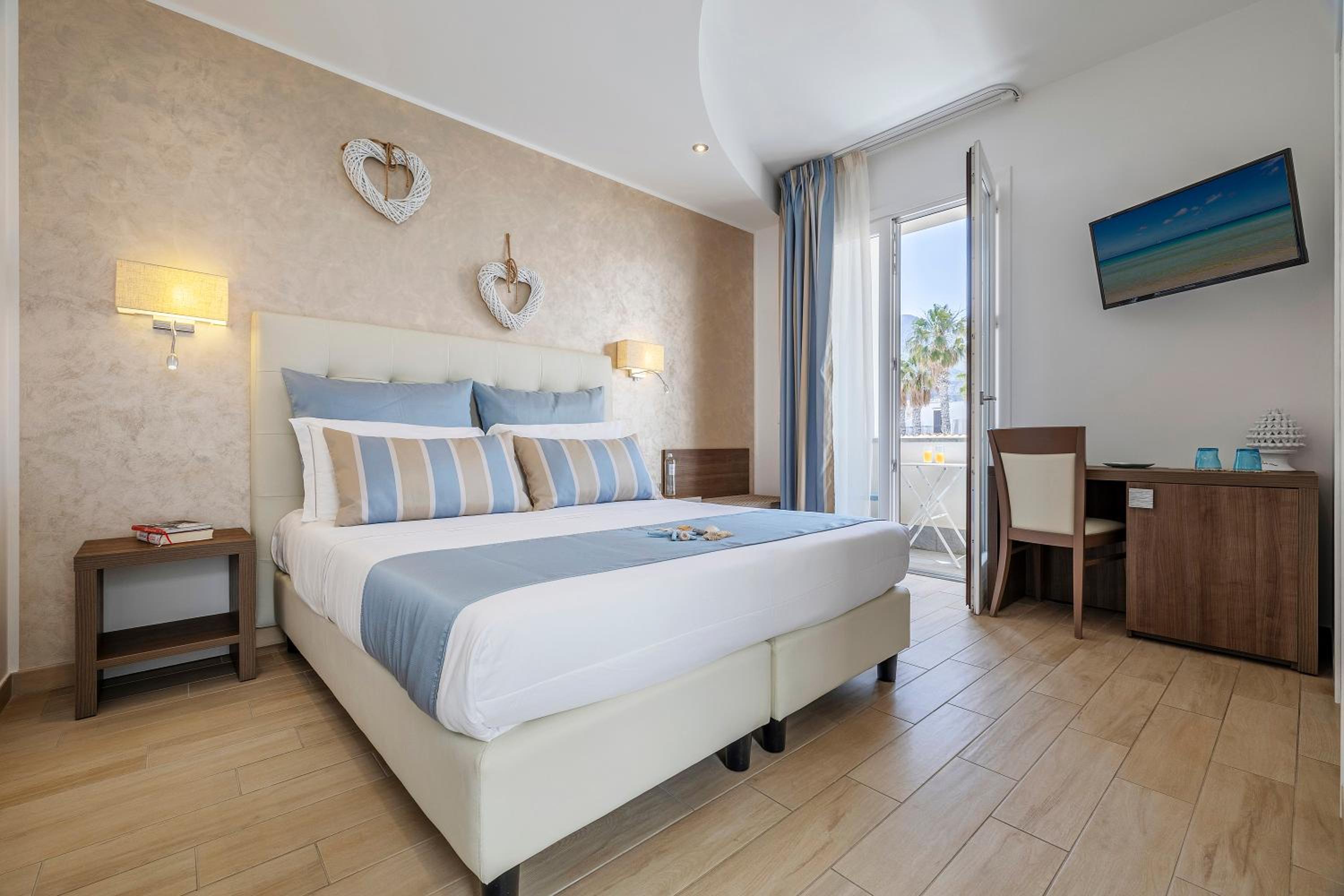 Double or Twin Room with Balcony photo 2