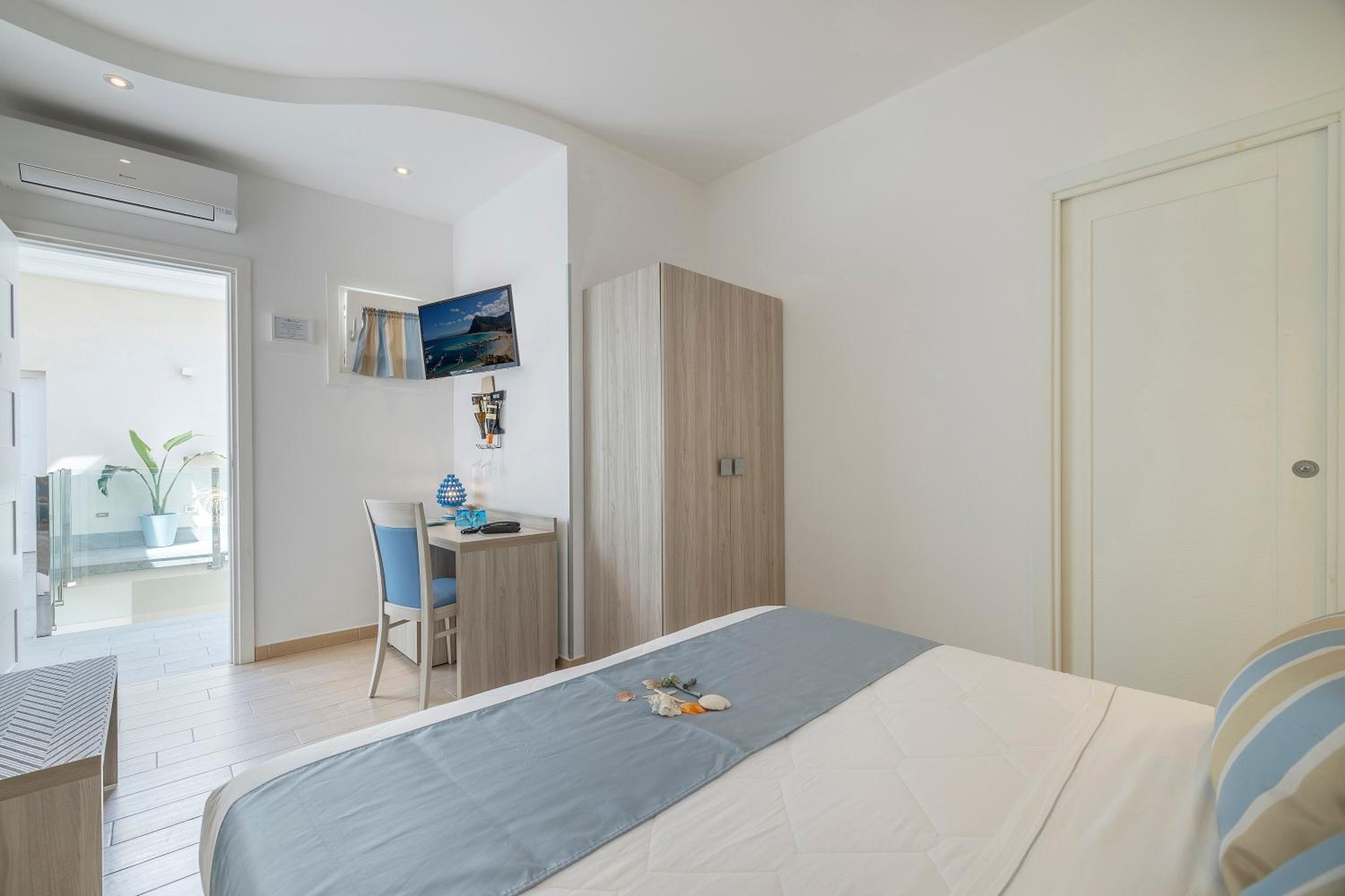 Budget Double or Twin Room without Window photo 2