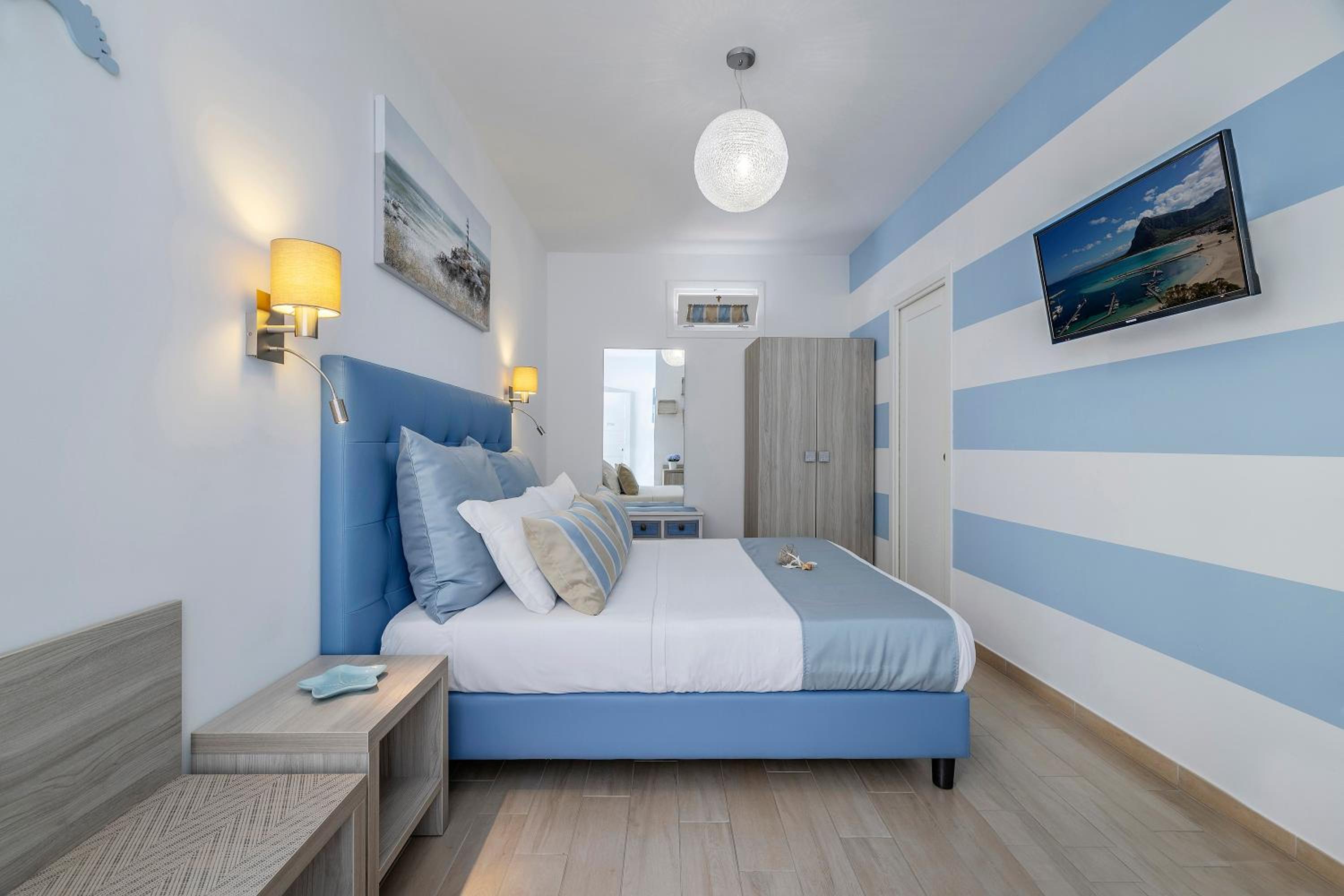Budget Double or Twin Room without Window photo 1