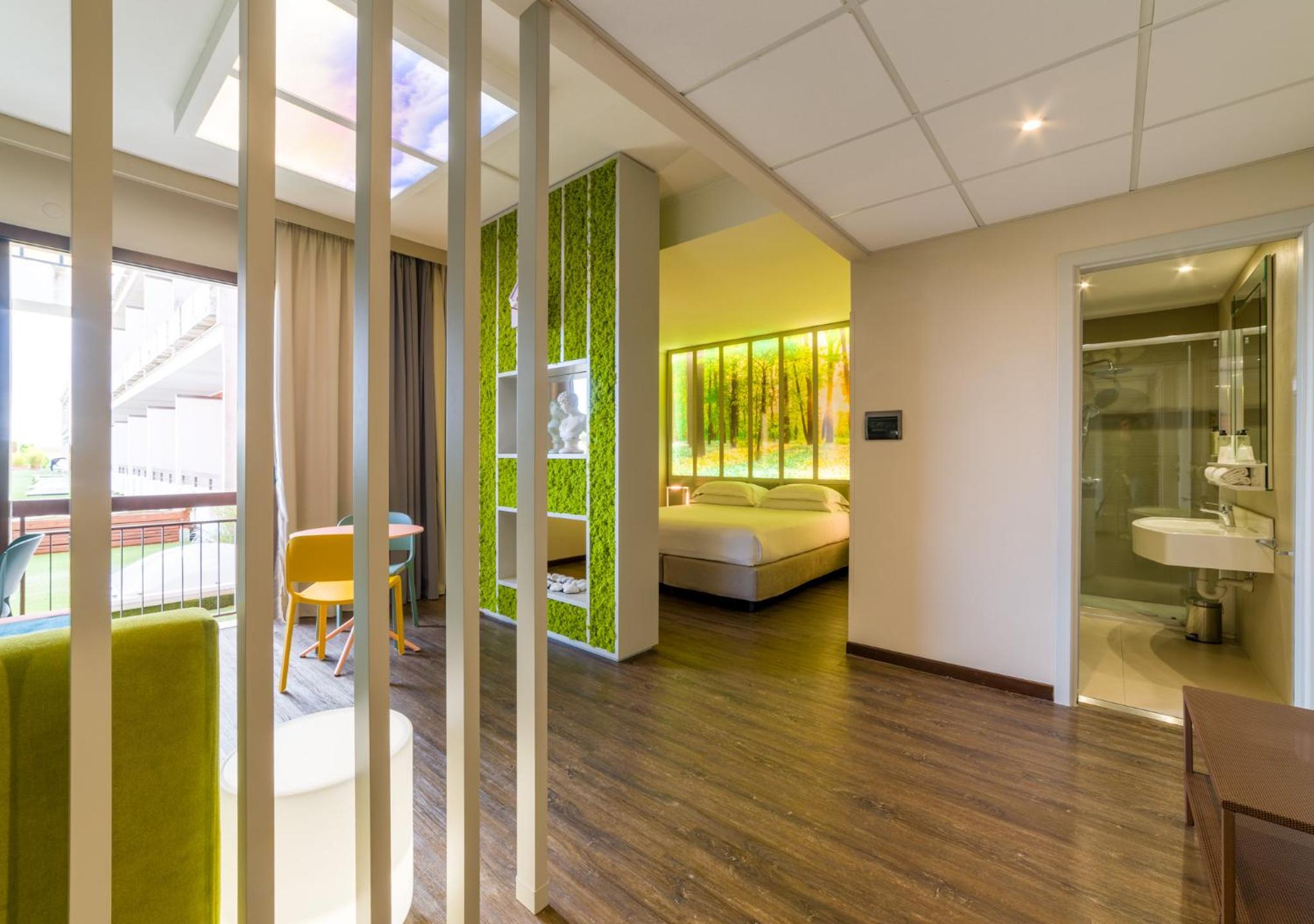 Deluxe King Room with Spa Access - Photo 3