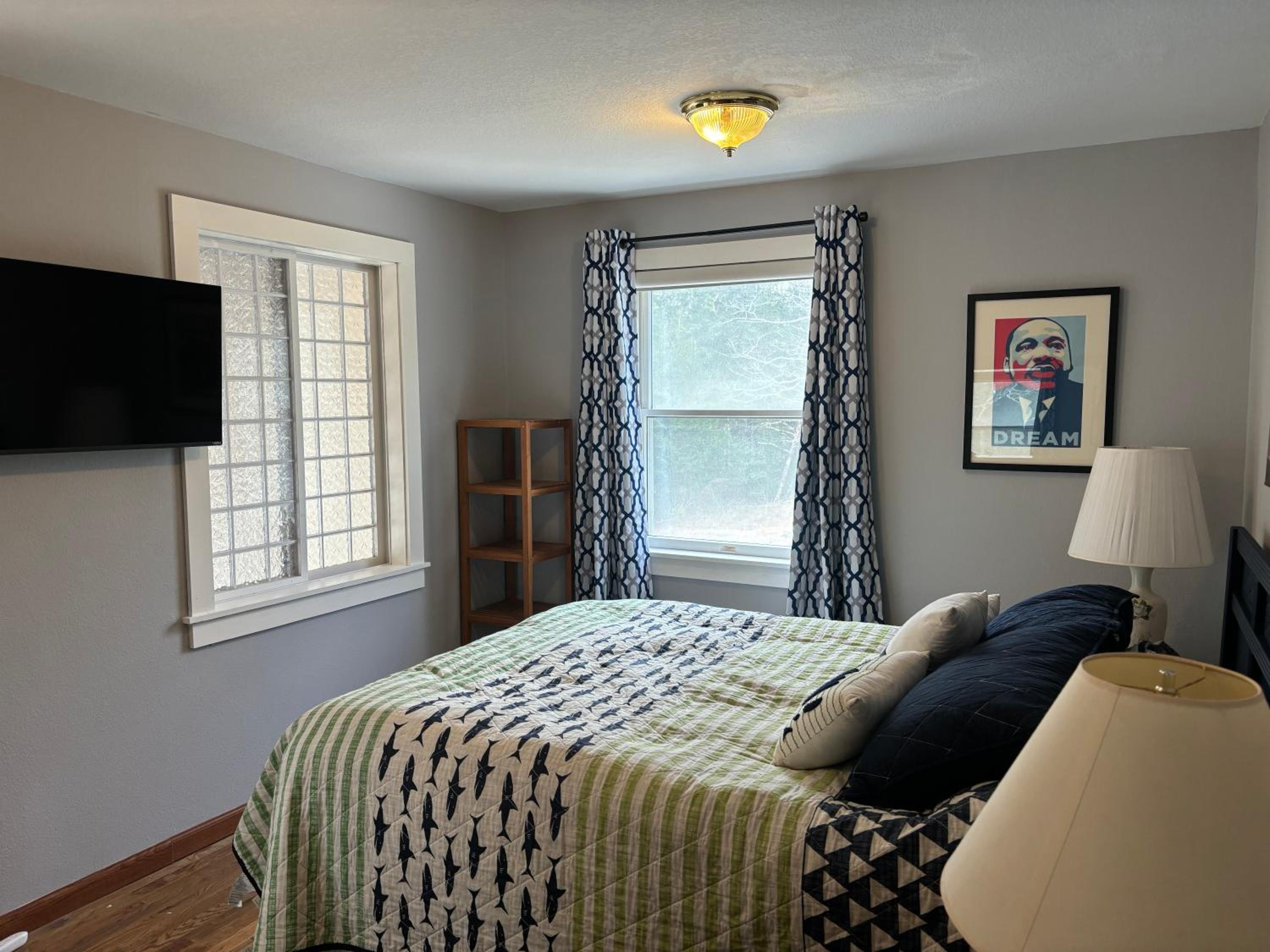 Queen Room photo 2