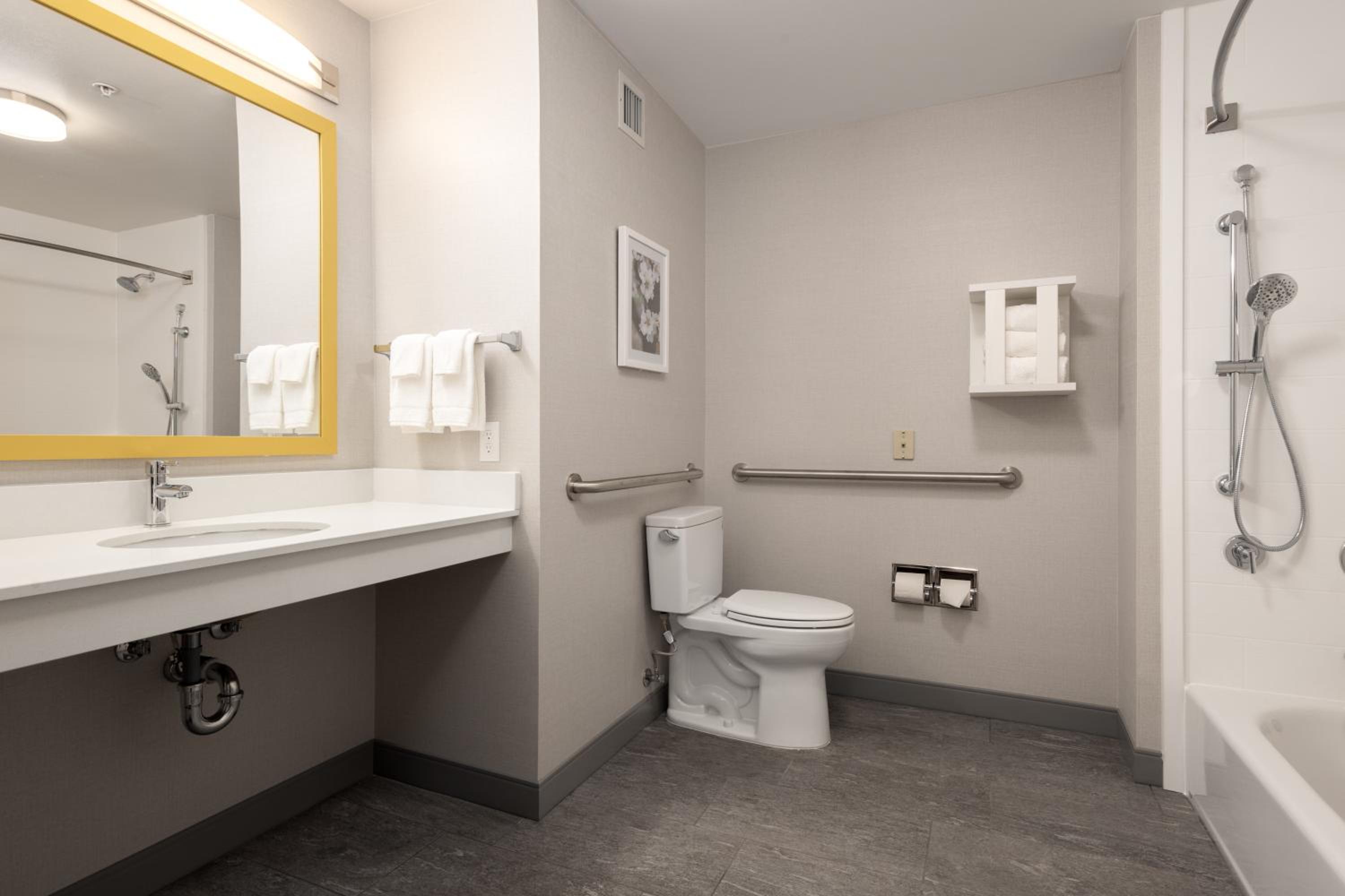 Queen Room with Two Queen Beds - Mobility Access/Non-Smoking - Photo 7
