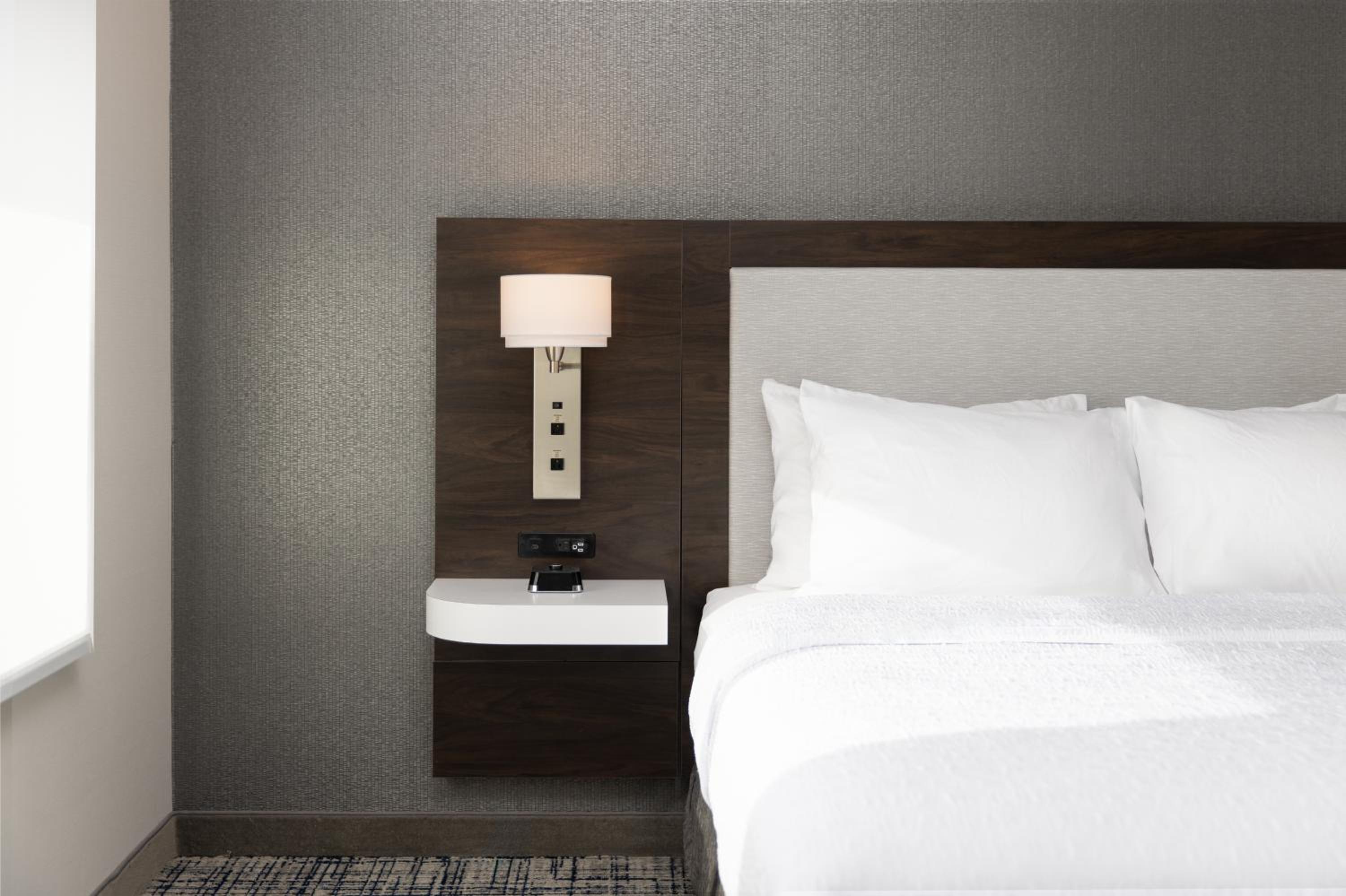 King Room with King Bed - Non-Smoking - Photo 2