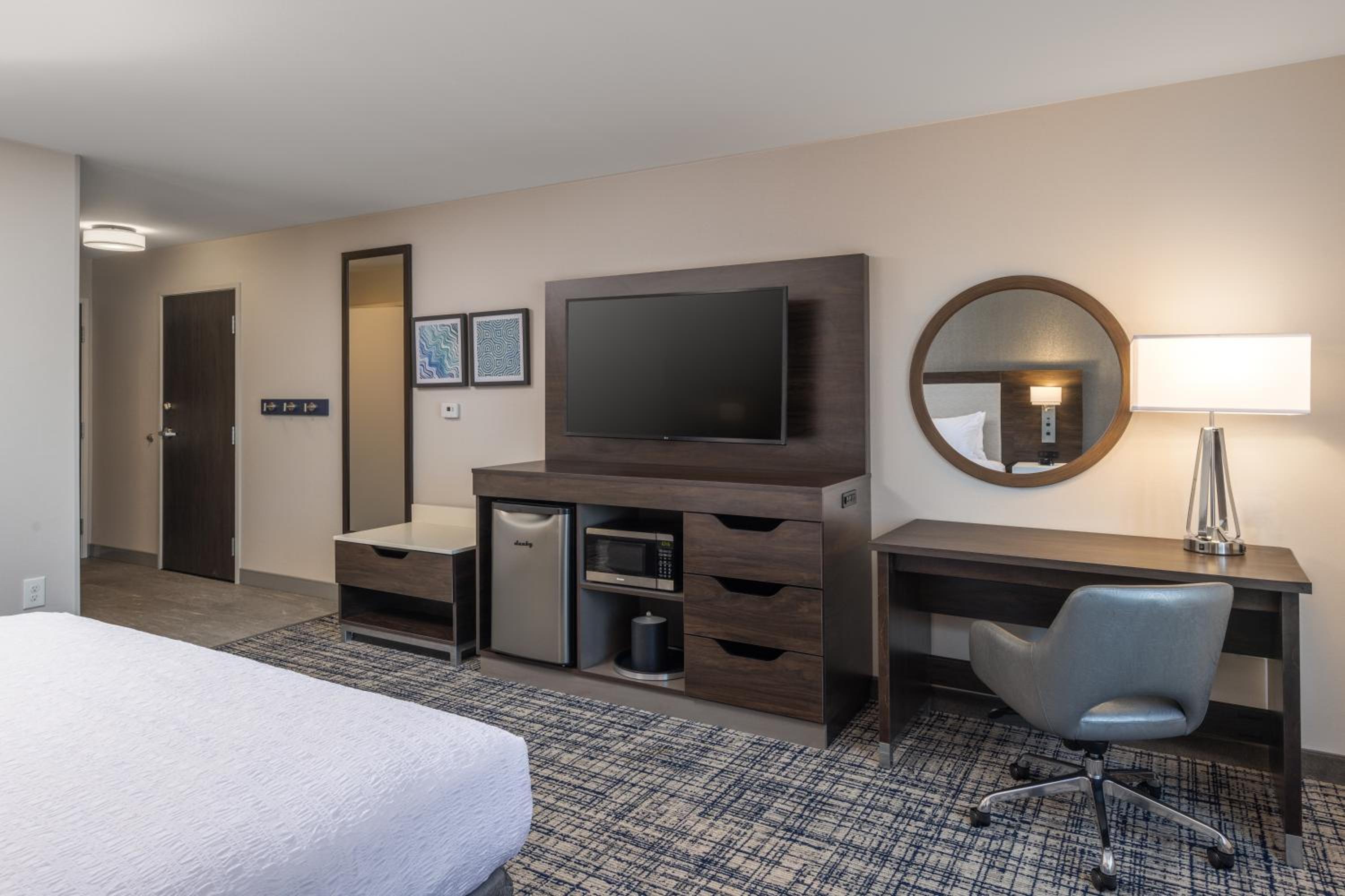 King Room with King Bed - Non-Smoking - Photo 10