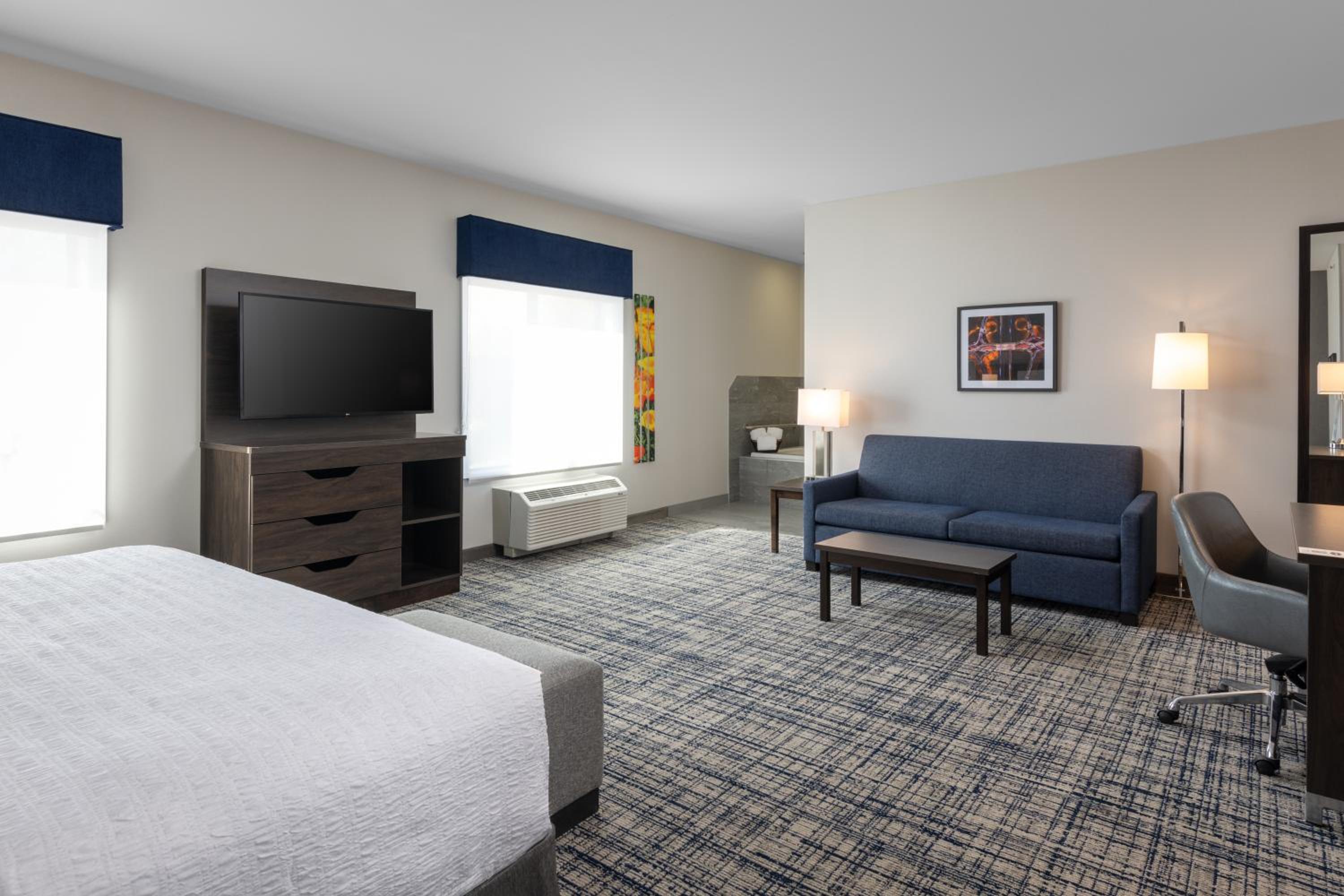 King Studio Suite with Whirlpool - Non-Smoking - Photo 6