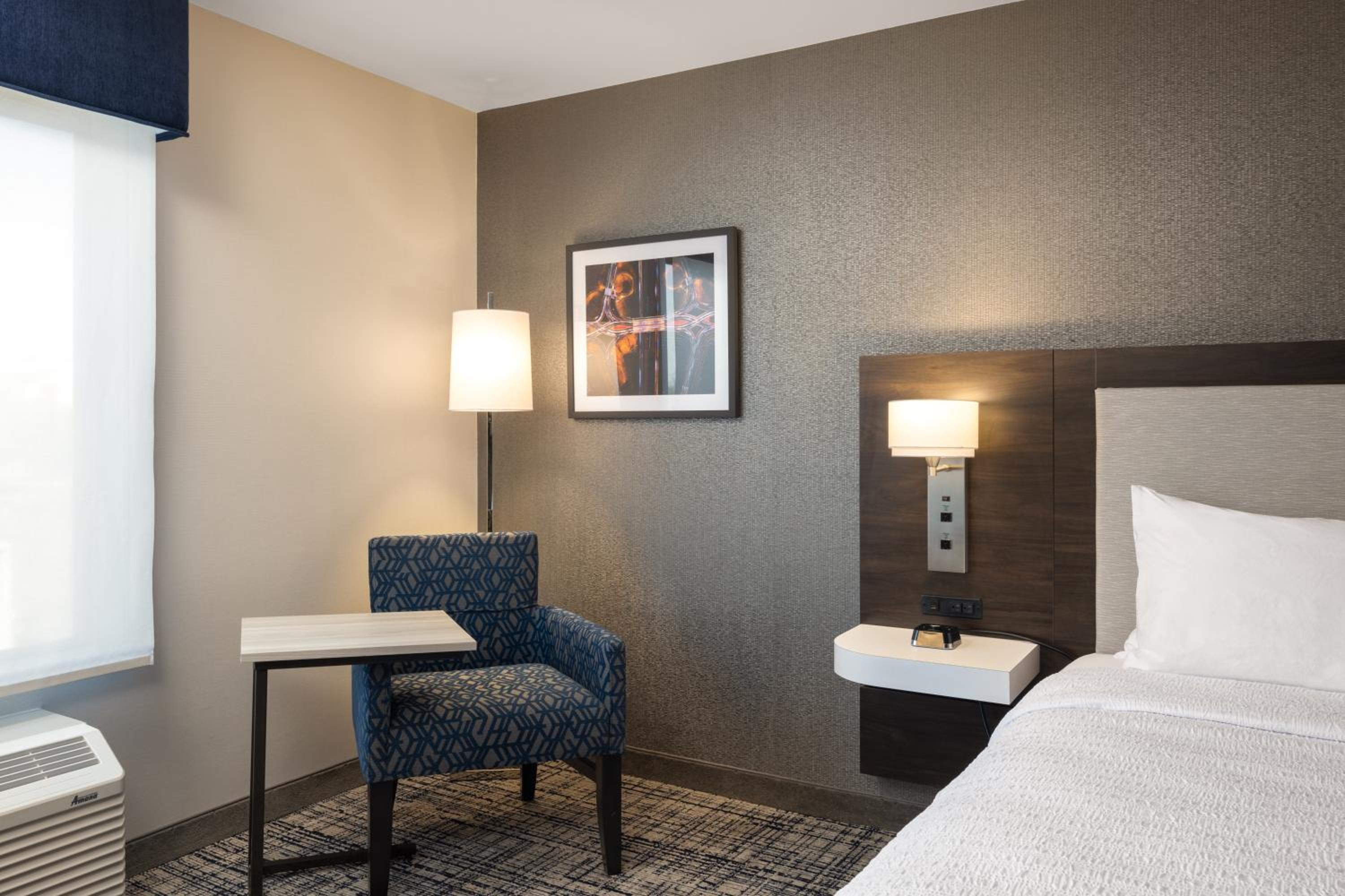 King Room with King Bed - Non-Smoking - Photo 8