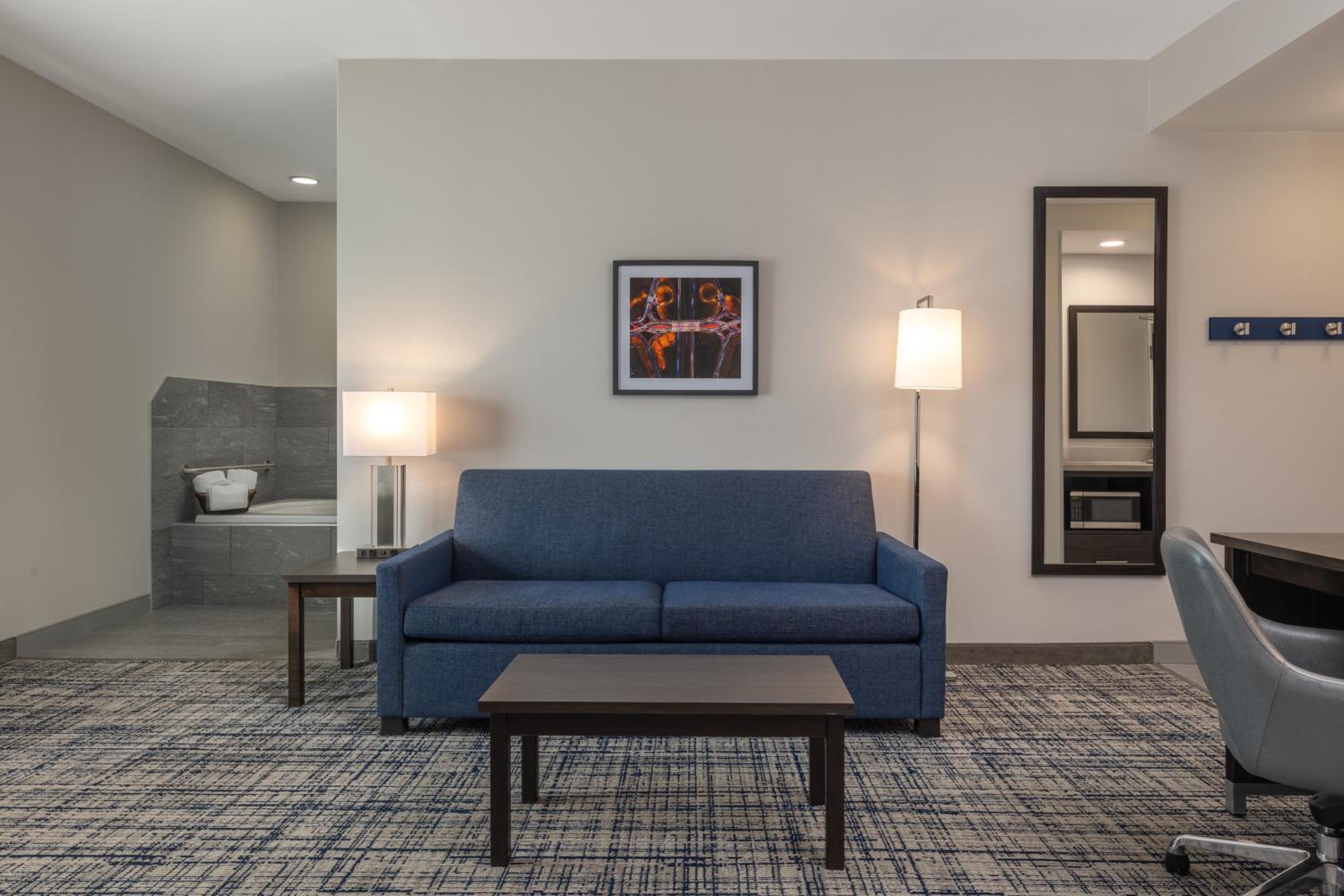 King Studio Suite with Whirlpool - Non-Smoking - Photo 3