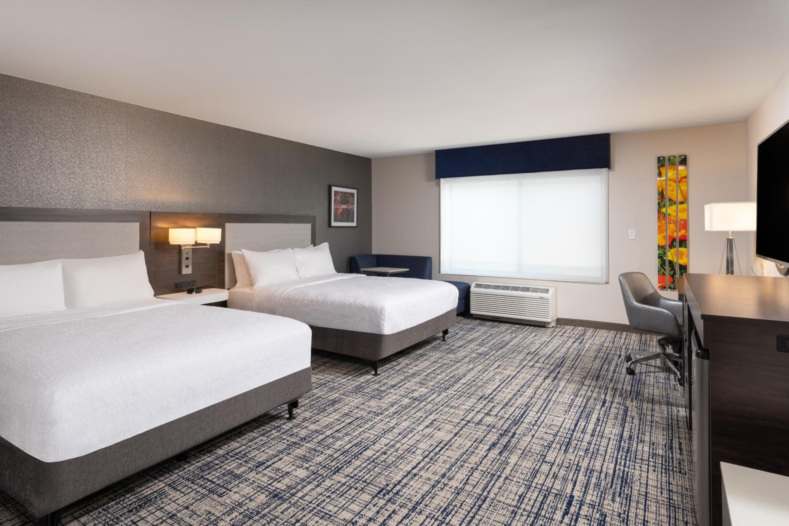 Queen Room with Two Queen Beds - Mobility Access/Non-Smoking - Photo 6