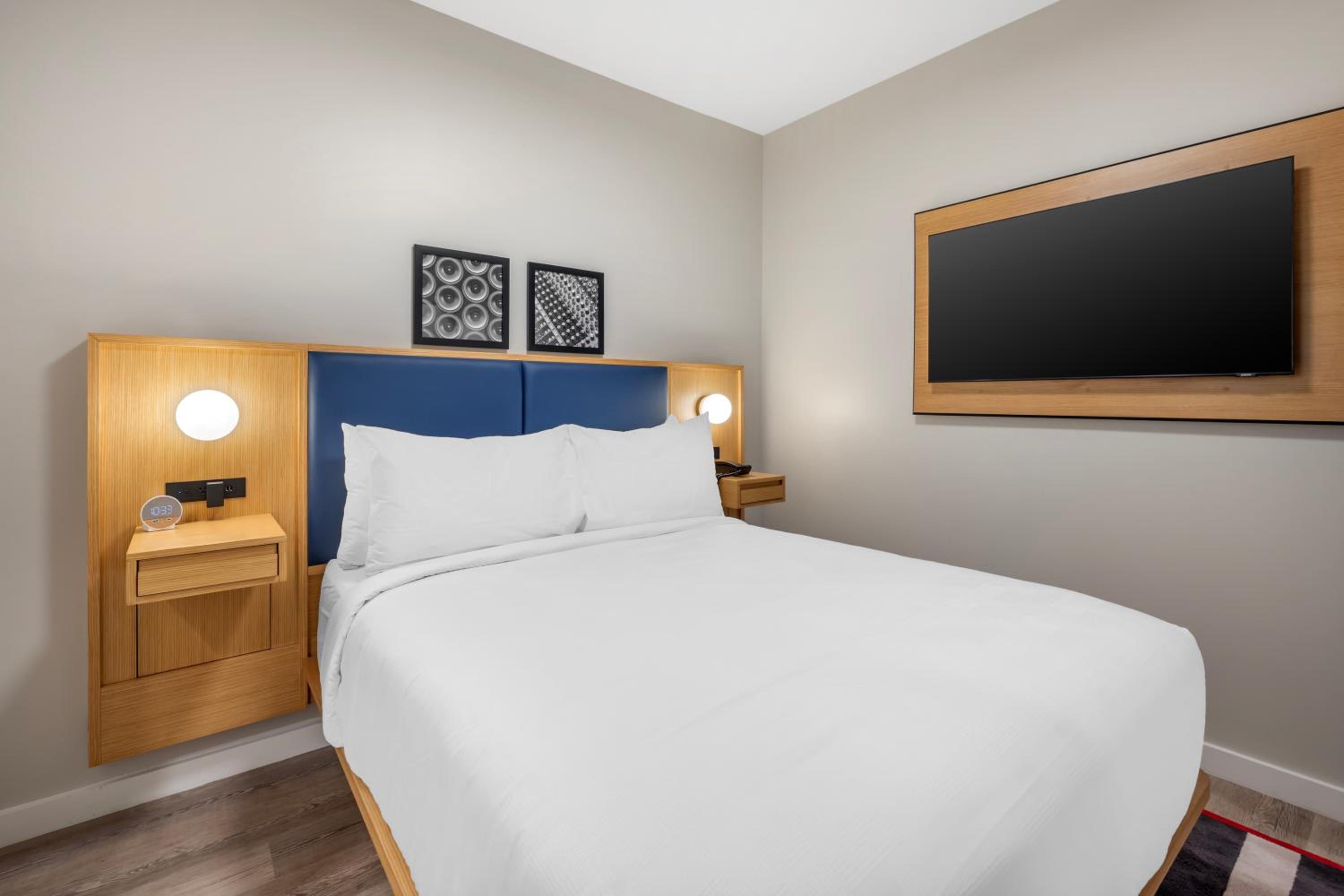 2 Bedroom Suite - Photo 8