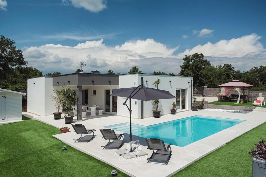 Three-Bedroom Villa photo 2