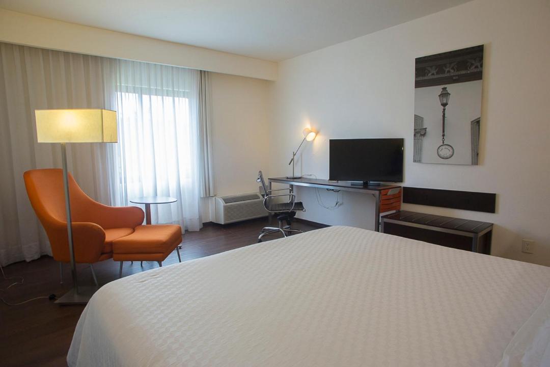 Deluxe Room 1 King - Photo 3