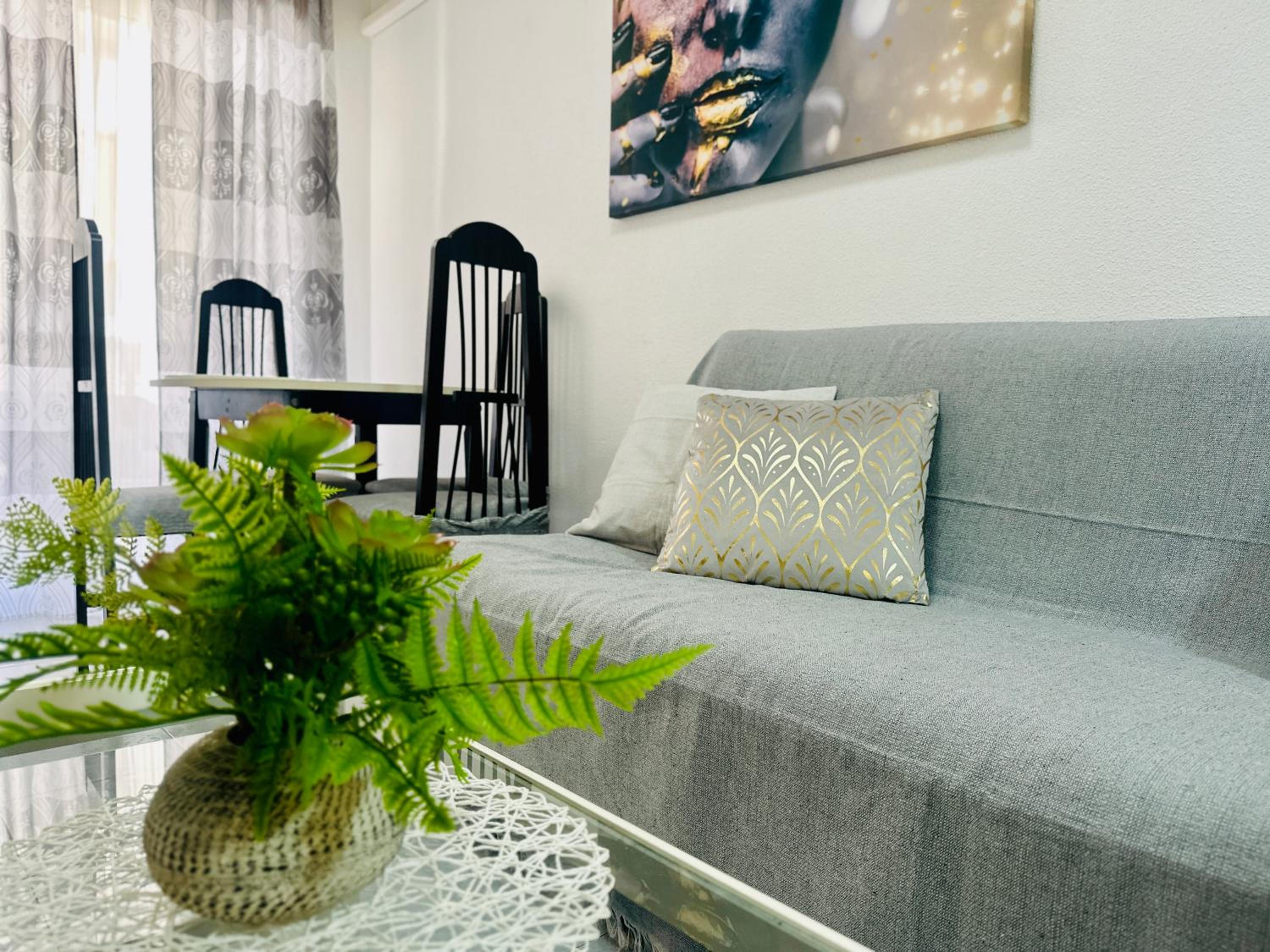 Apartamento de una habitación con balcón y vista a la ciudad