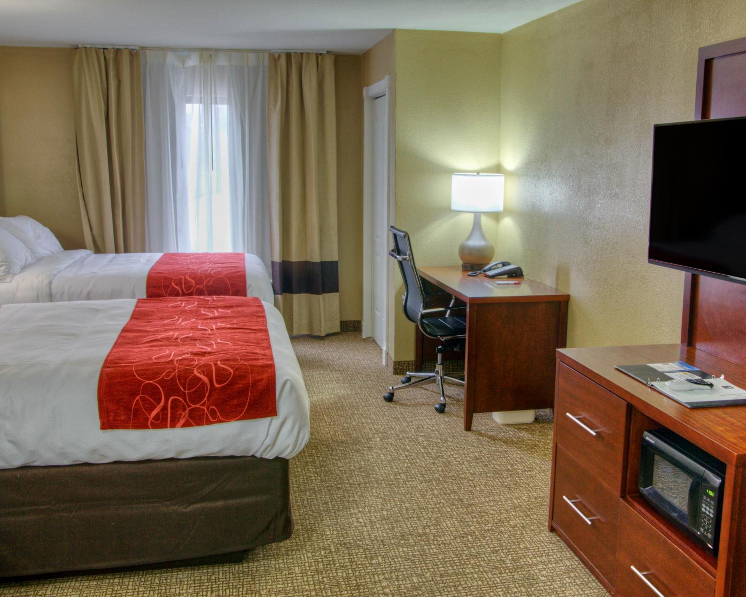 Queen Suite with 2 Queen Beds and Sofa Bed - Non Smoking photo 1