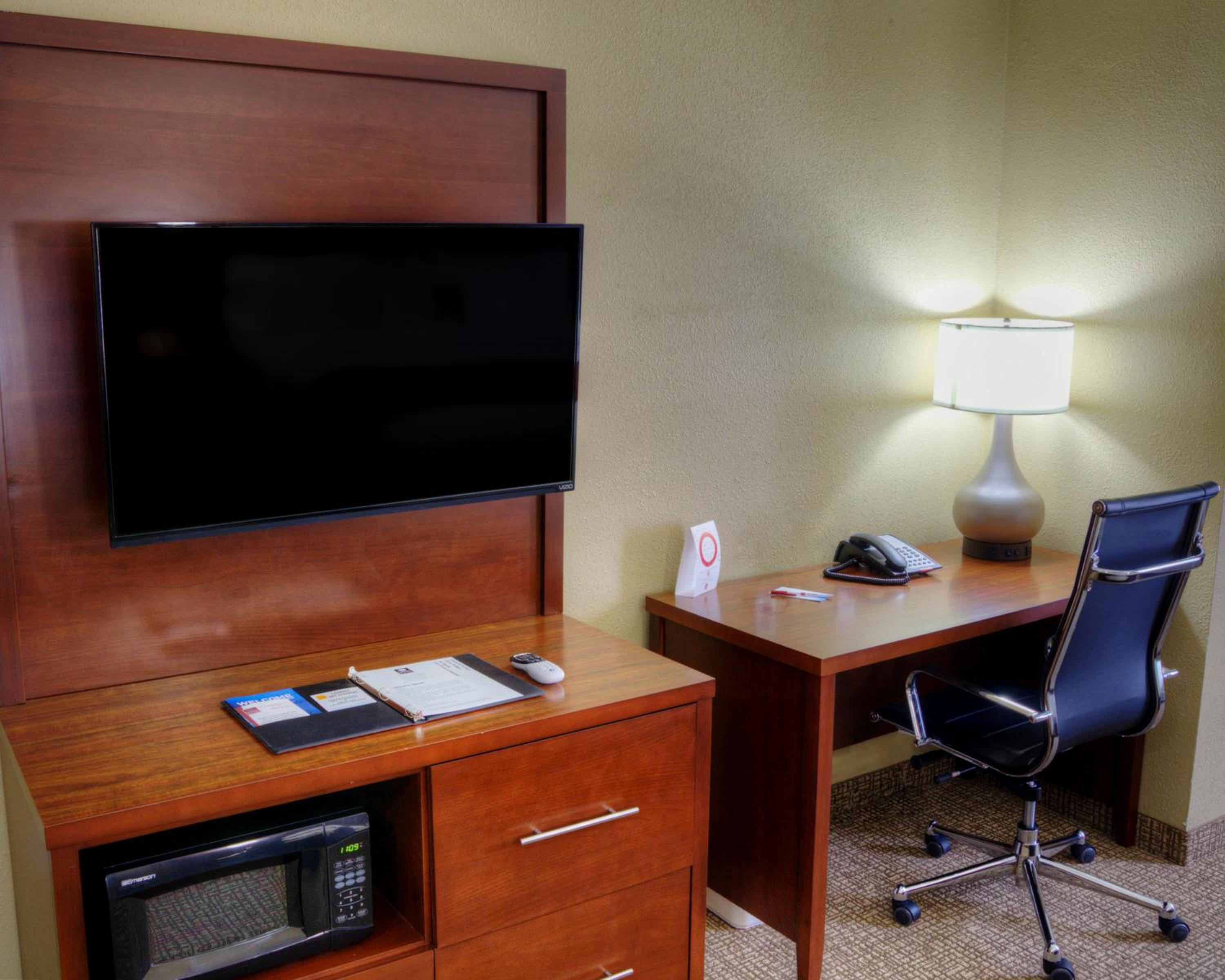 King Suite with Sofa Bed - Non-Smoking photo 3