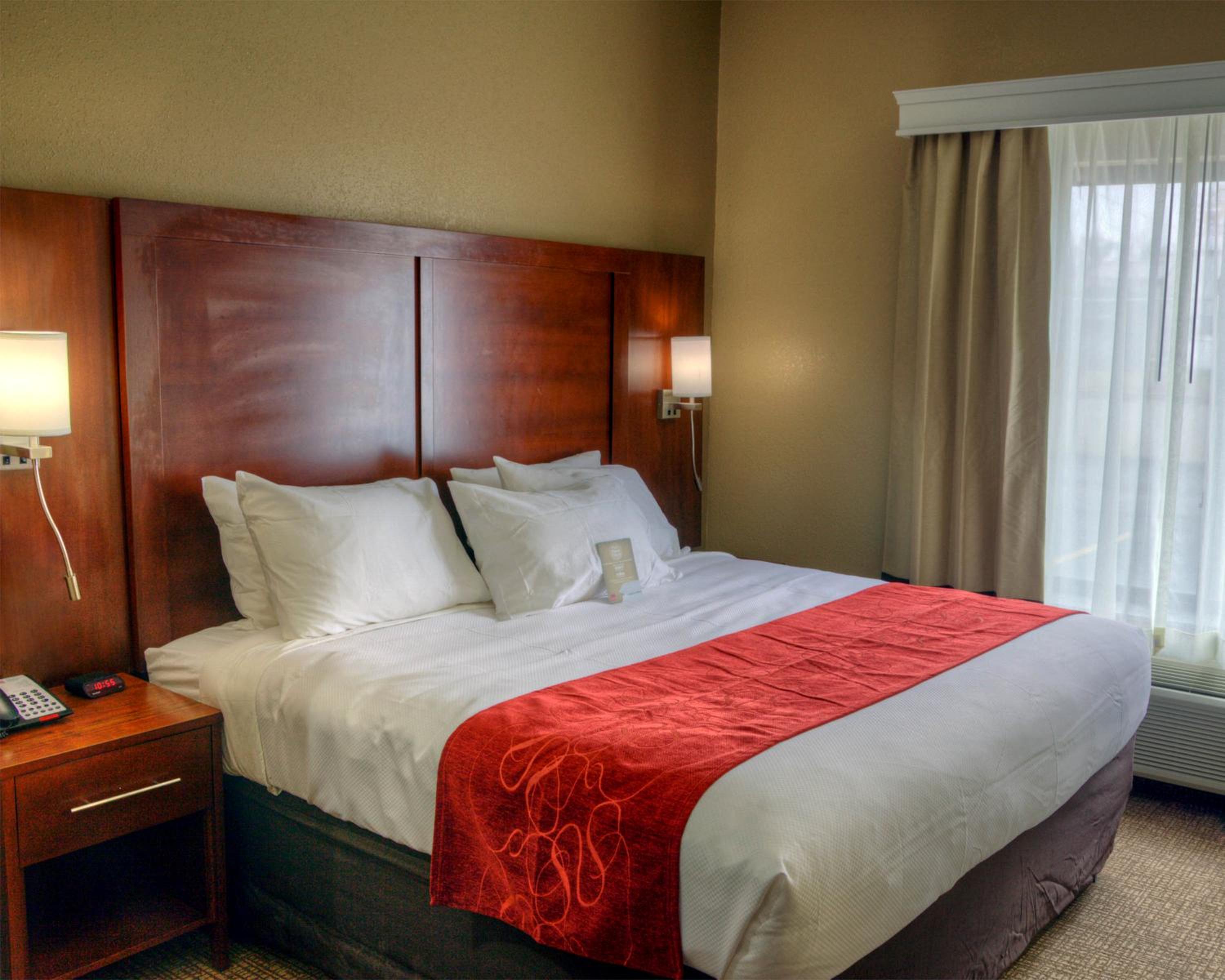 King Suite with Sofa Bed - Non-Smoking photo 1