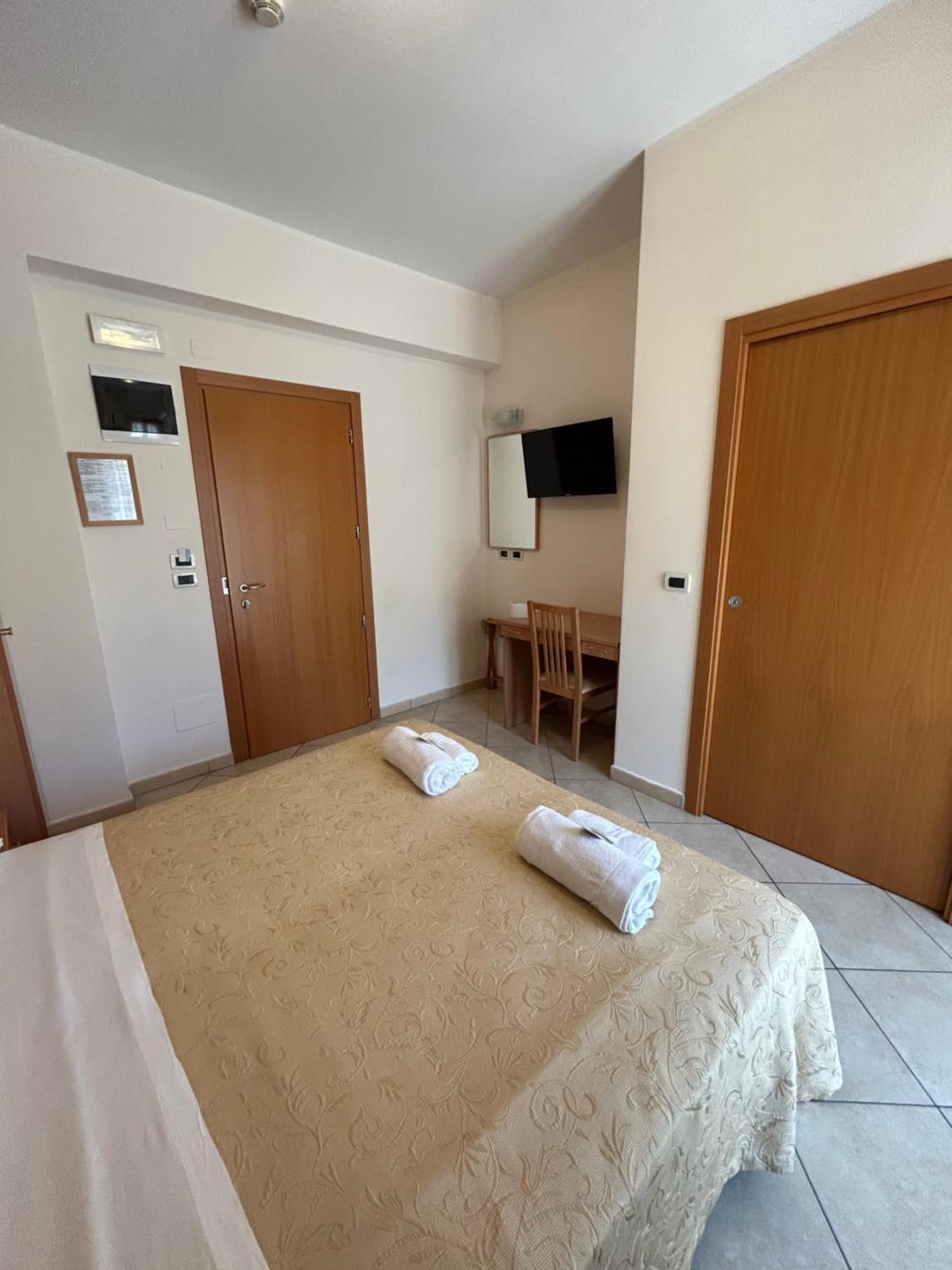 Standard Double Room - Photo 4