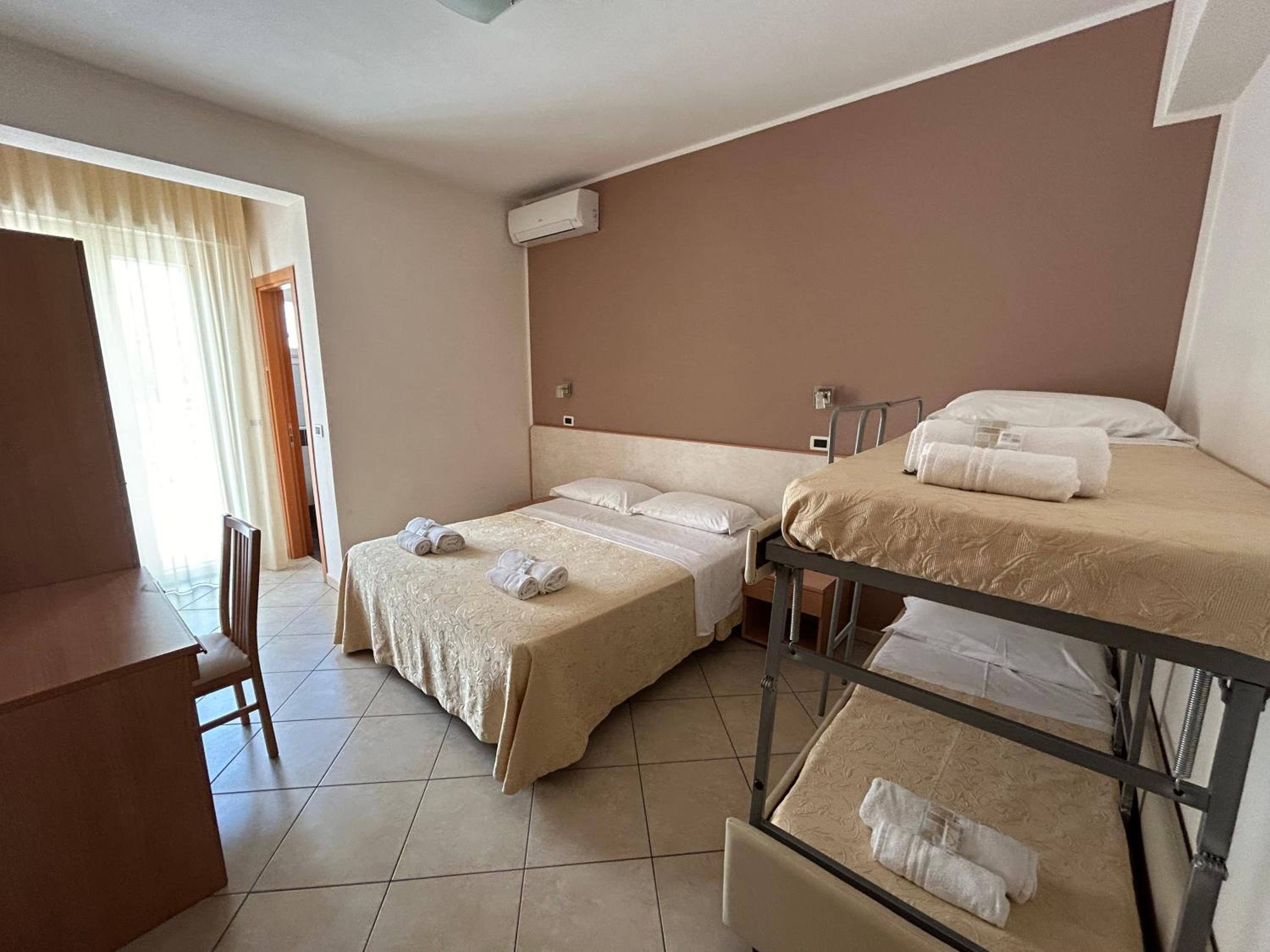 Classic Quadruple Room - Photo 1