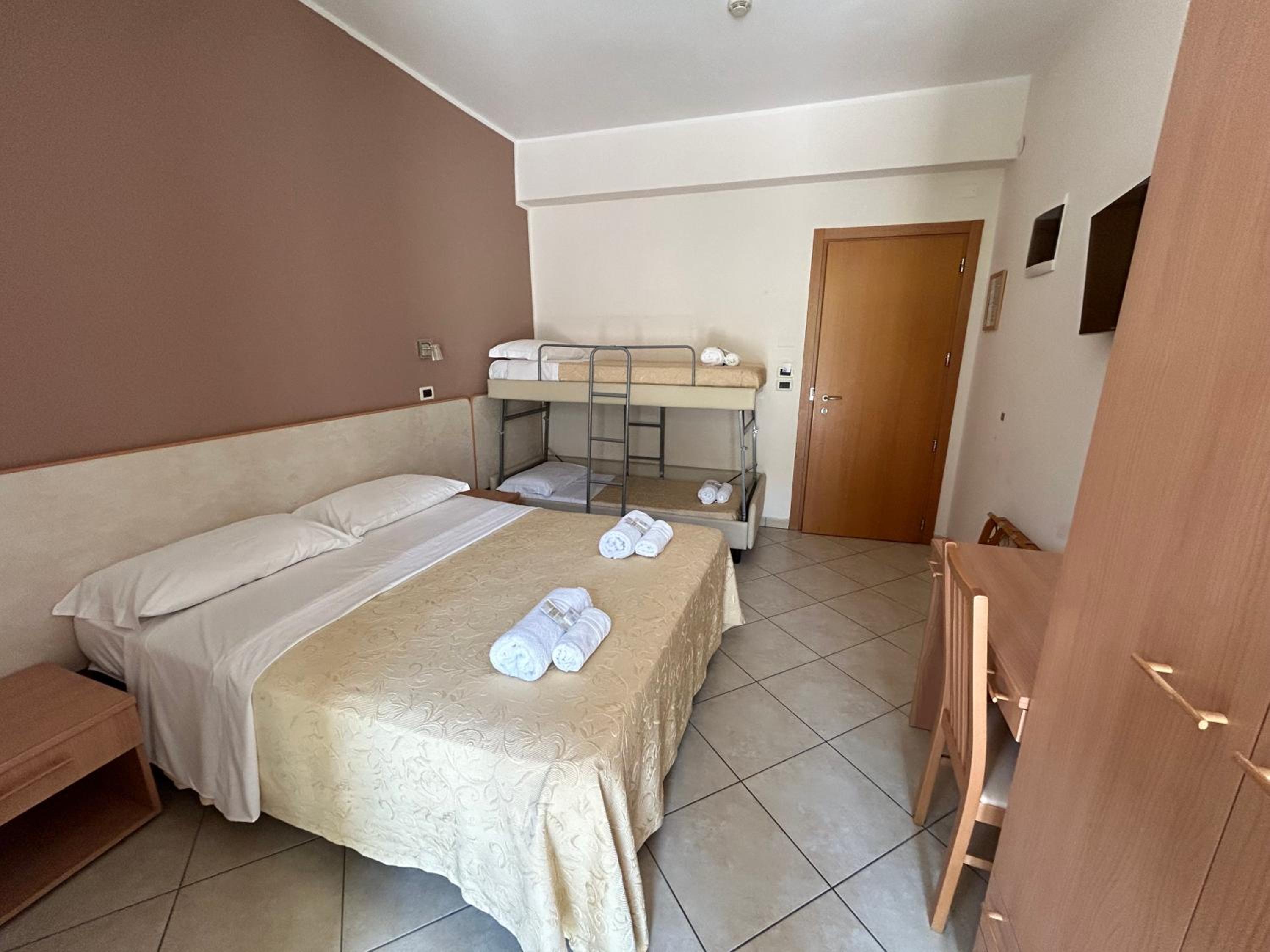 Classic Quadruple Room - Photo 6
