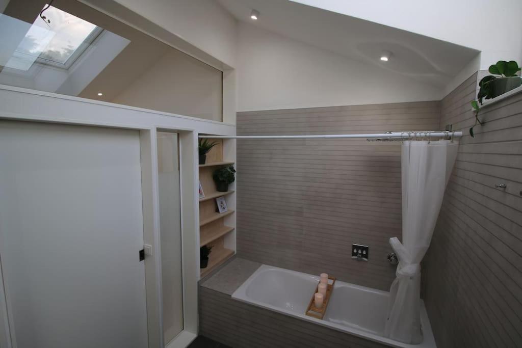 Three-Bedroom House photo 3