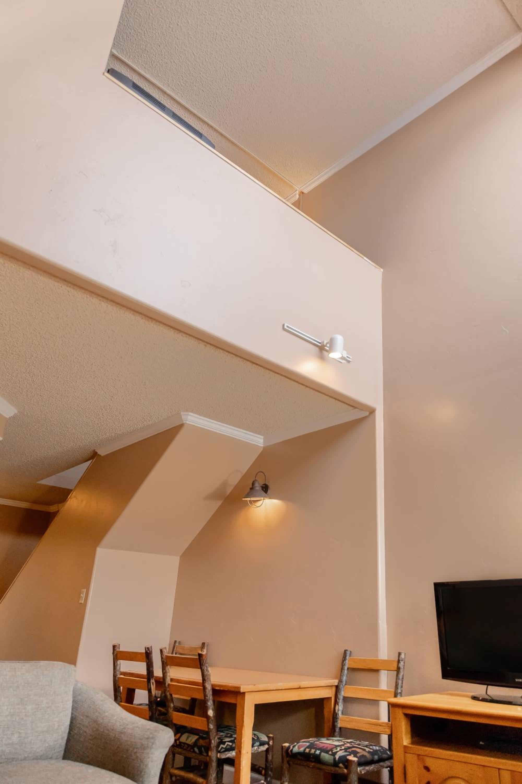 Studio with Loft - Photo 6
