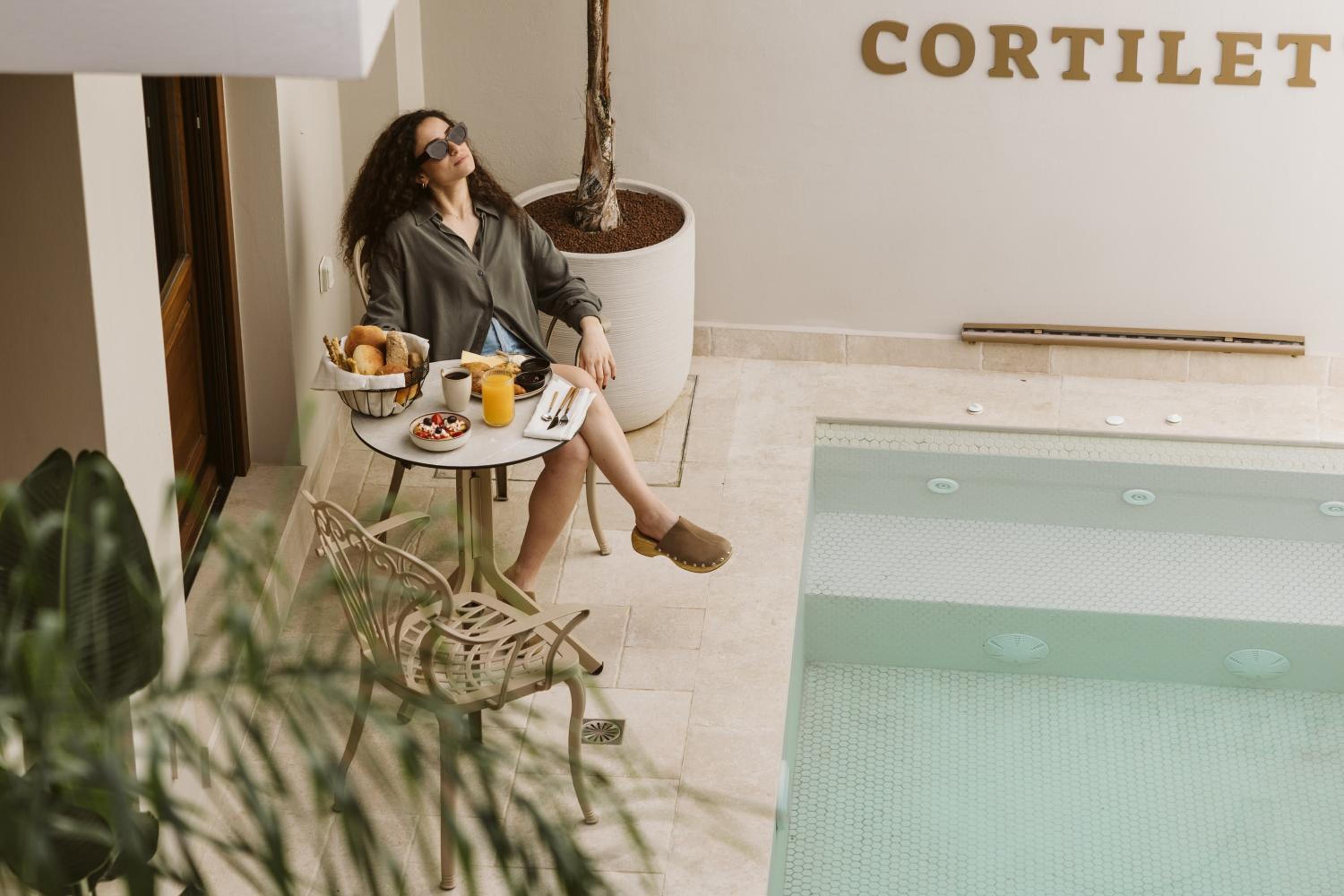 Avli Junior Suite with Pool View - Photo 5