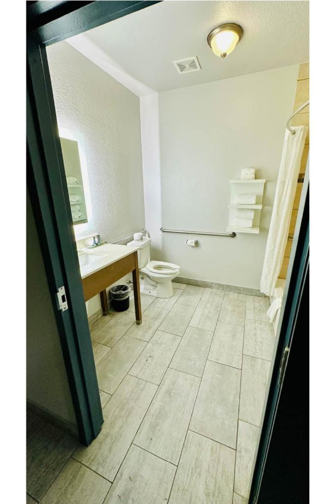 Deluxe King Room - Photo 2