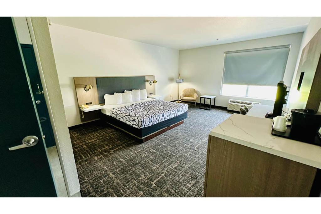 Deluxe King Room - Photo 4