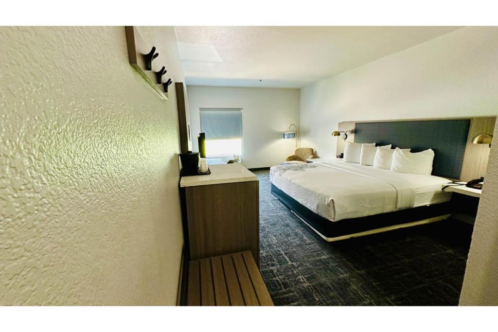 Deluxe King Room - Photo 3