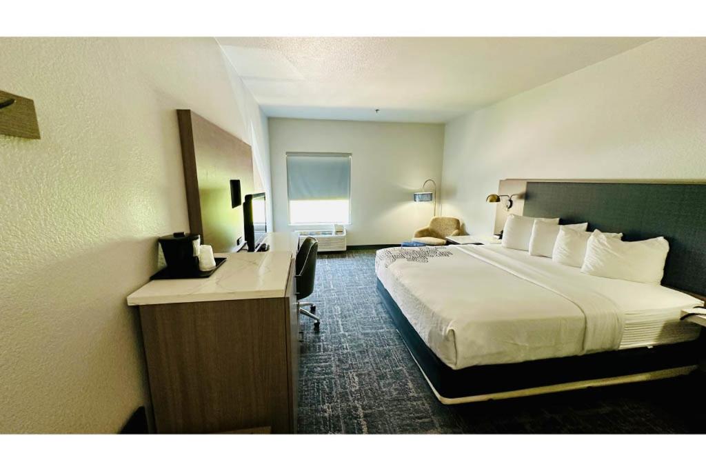 Deluxe King Room - Photo 9