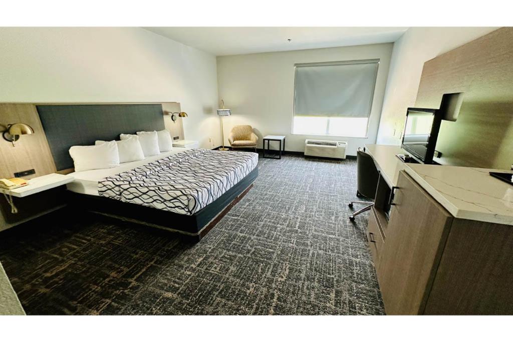Deluxe King Room - Photo 8