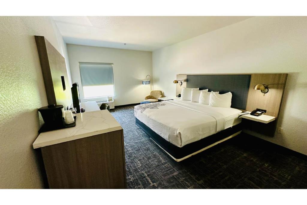 Deluxe King Room - Photo 7