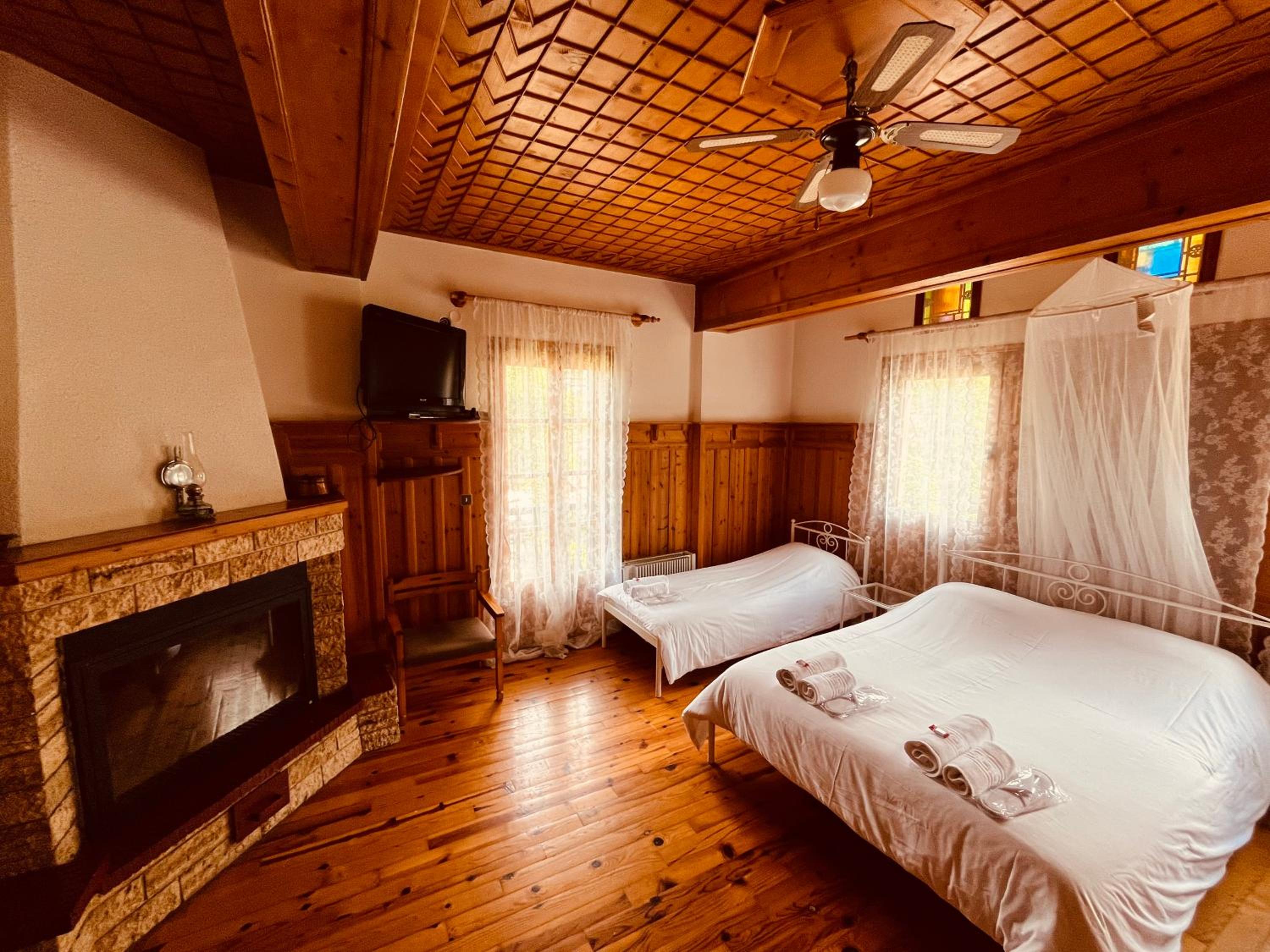 Deluxe Room (2 Adults + 1 Child)