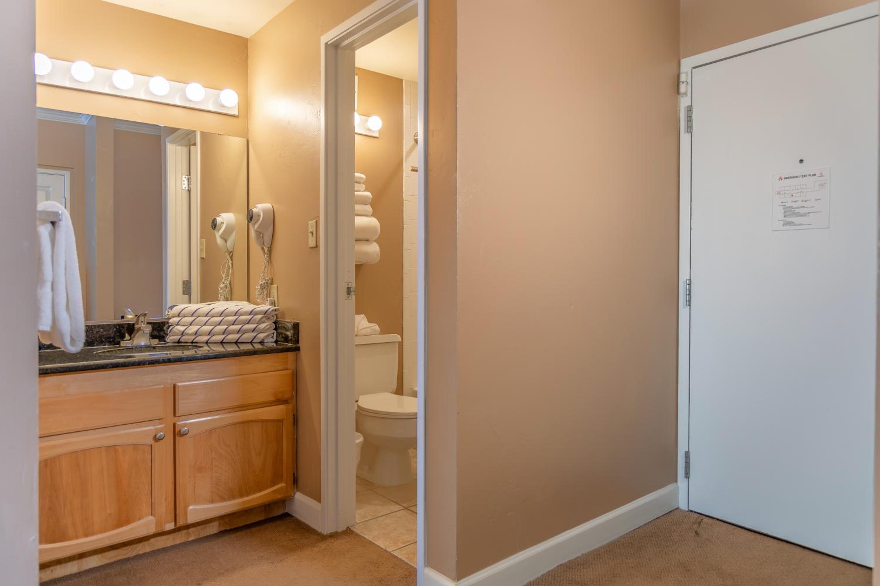 Guest Room - Photo 6