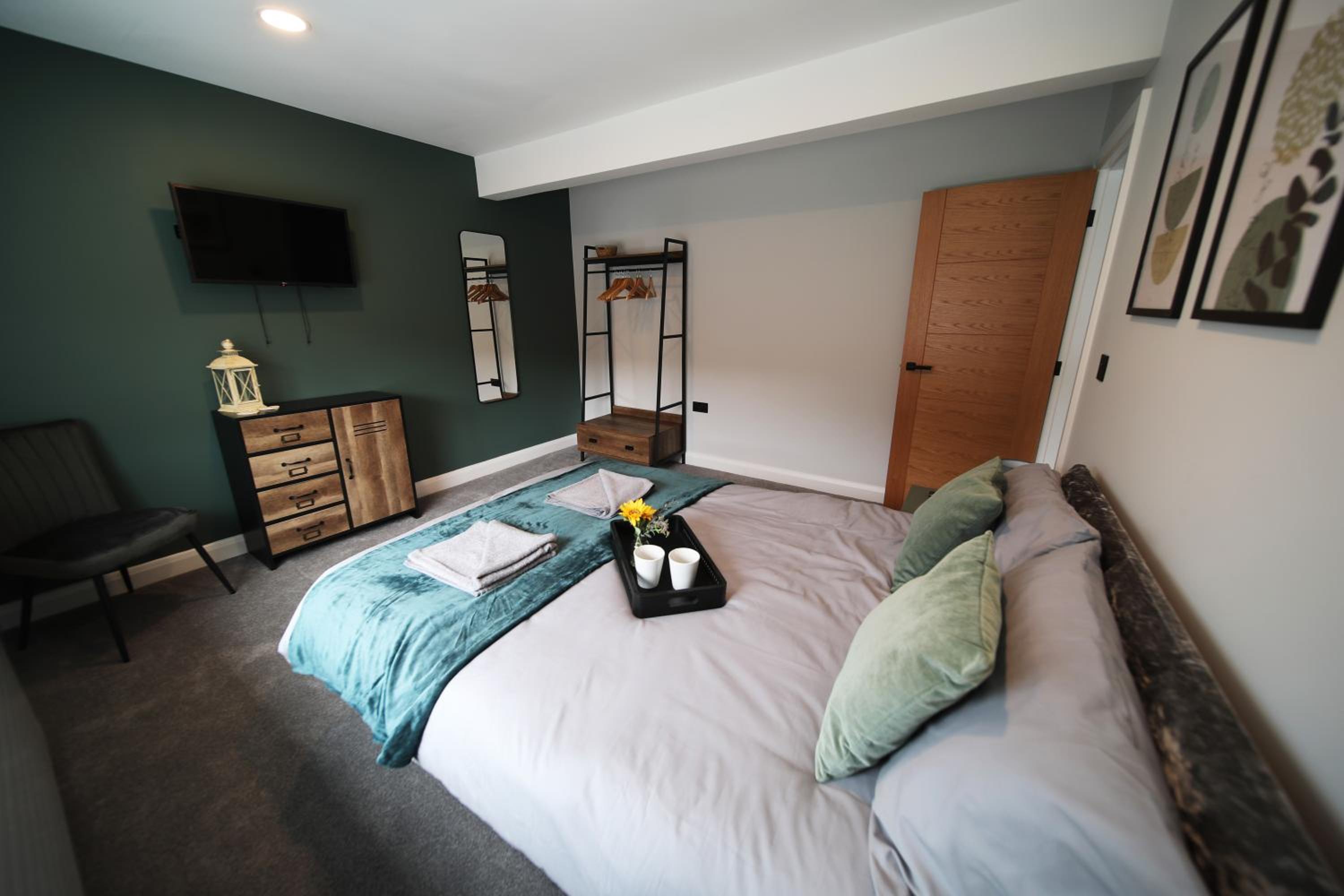 Five-Bedroom House photo 3