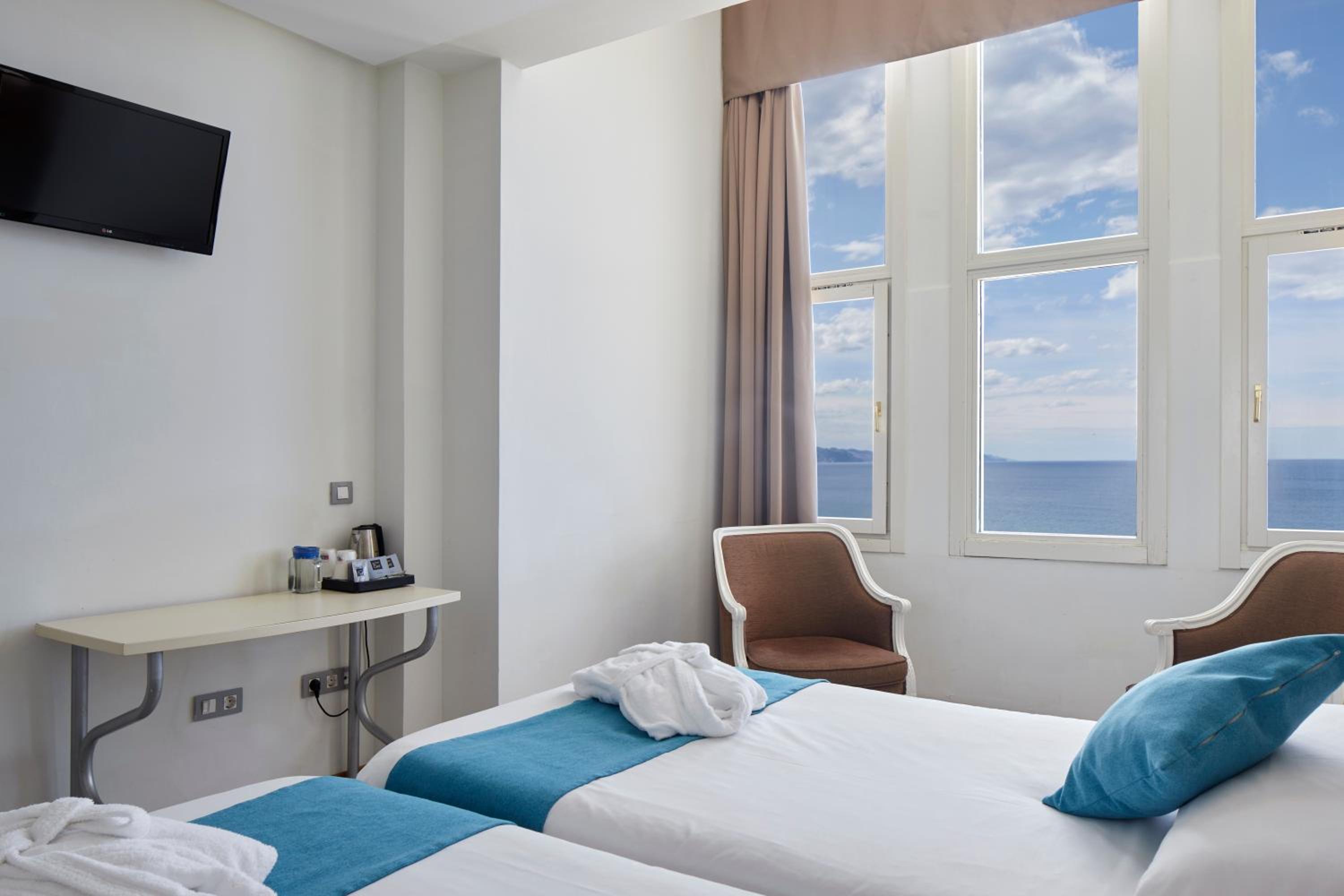 Double or Twin Room with Sea View photo 3