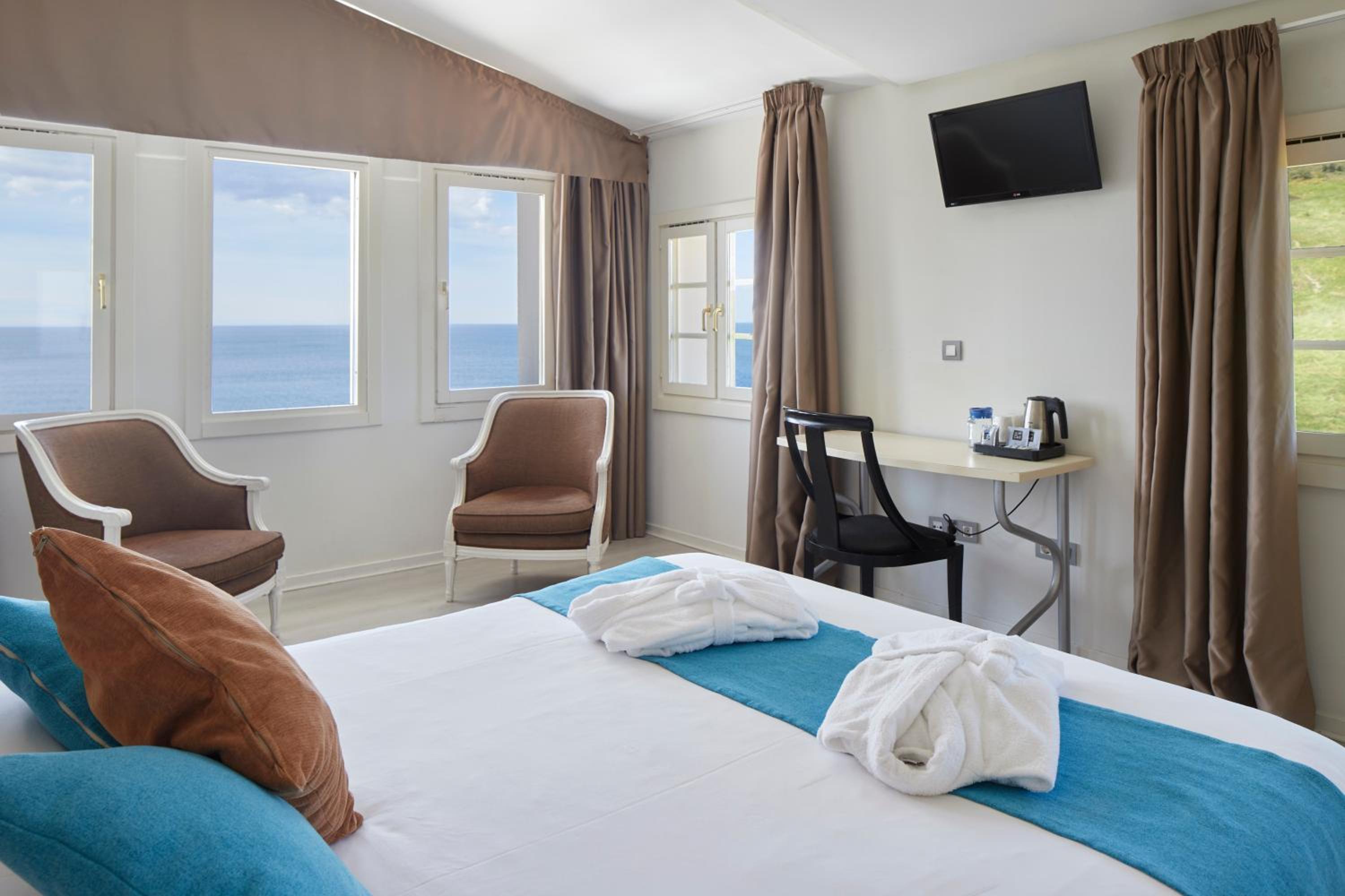 Double or Twin Room with Sea View photo 2