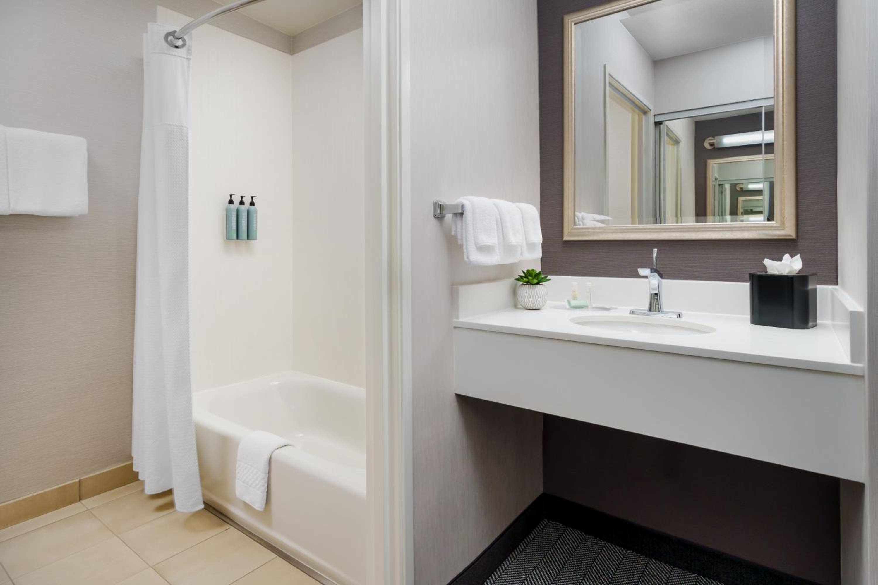King Room with Sofa Bed - Hearing Accessible - Photo 4