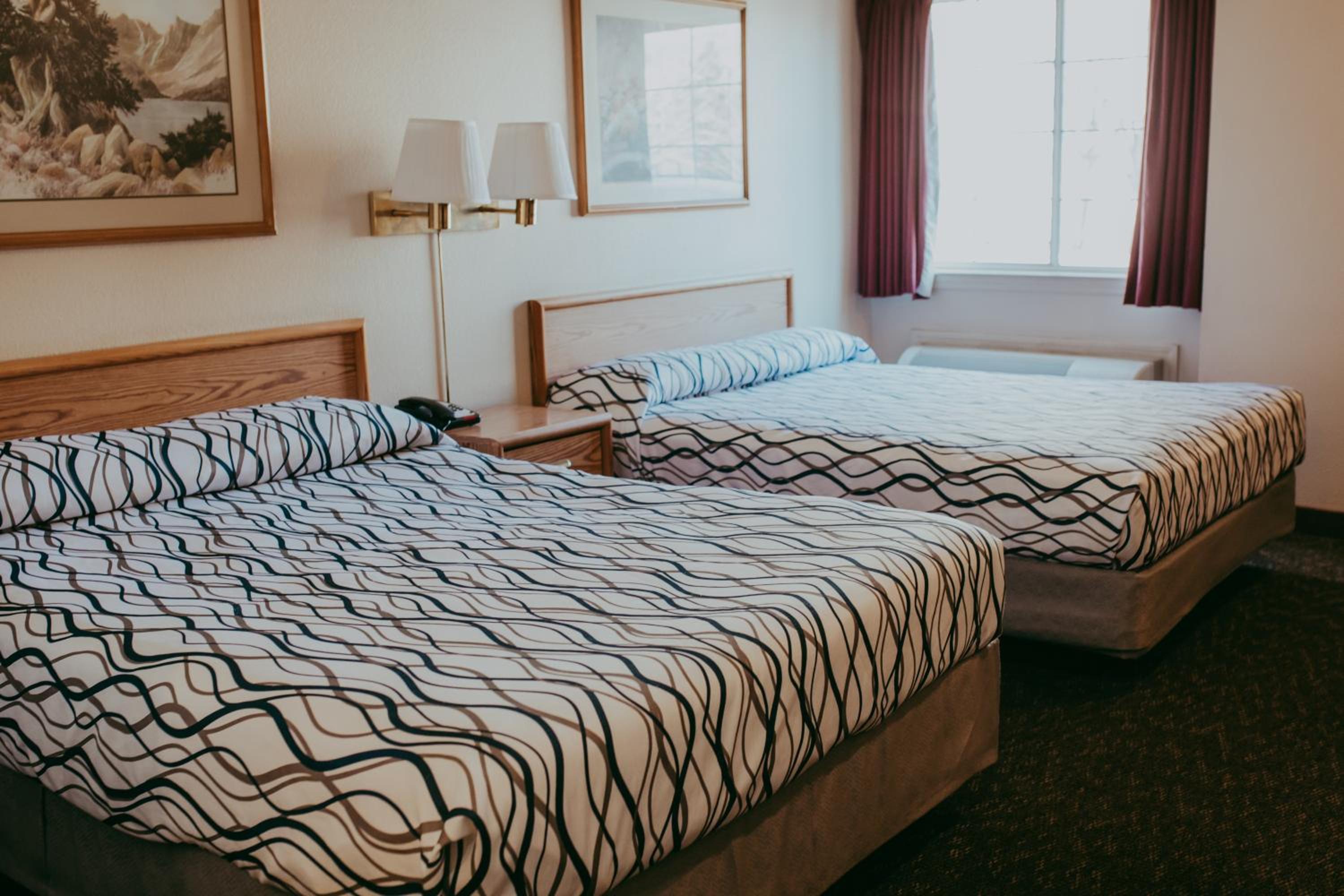 Queen Room with Two Queen Beds - Photo 4