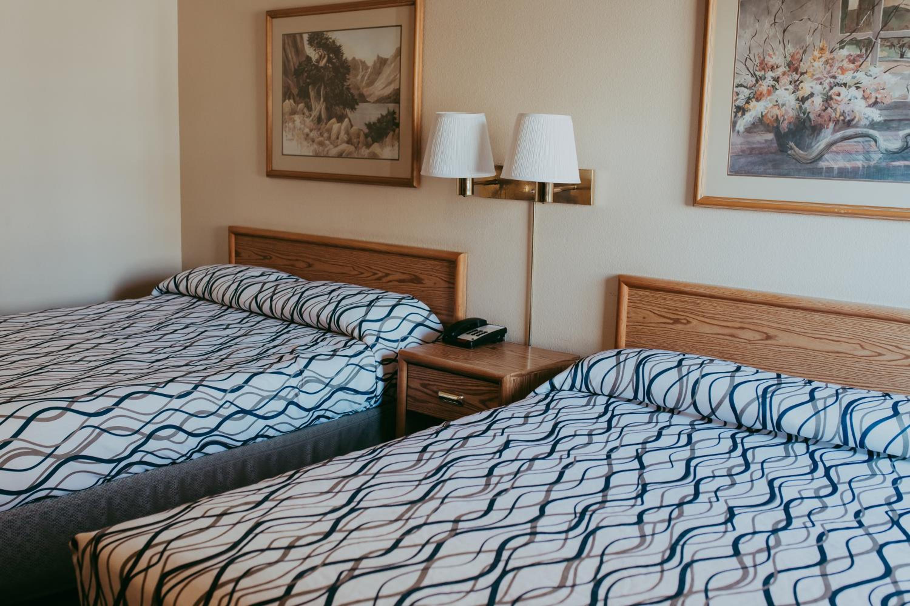 Queen Room with Two Queen Beds - Photo 2