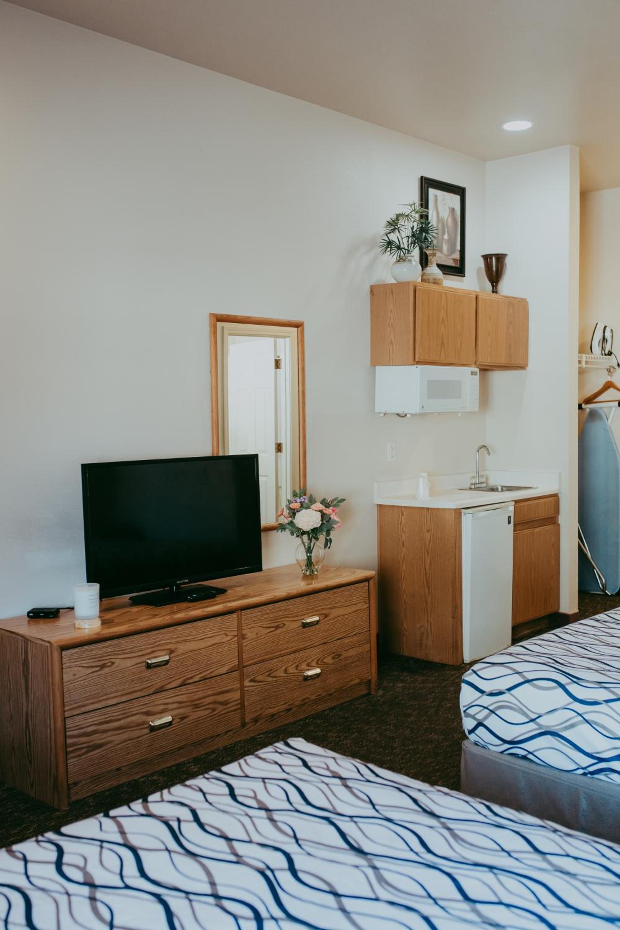 Queen Room with Two Queen Beds - Photo 6