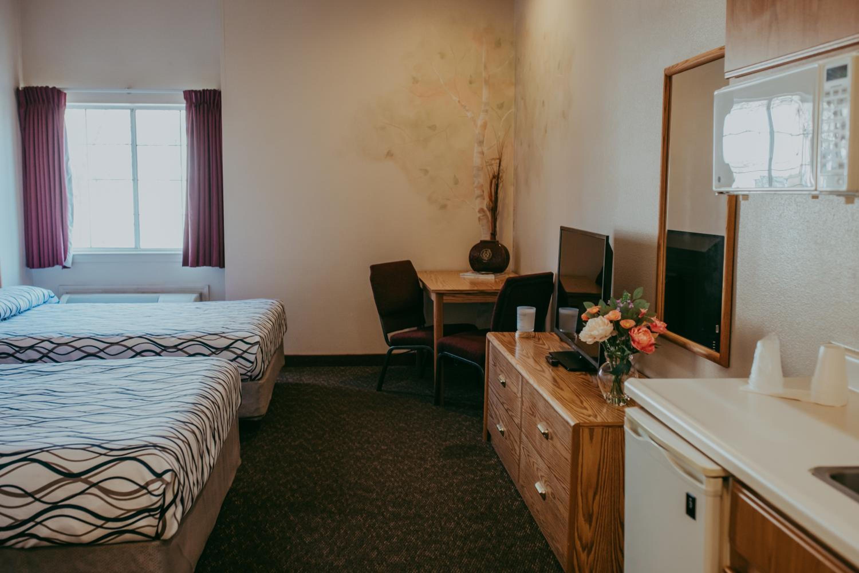 Queen Room with Two Queen Beds - Photo 5