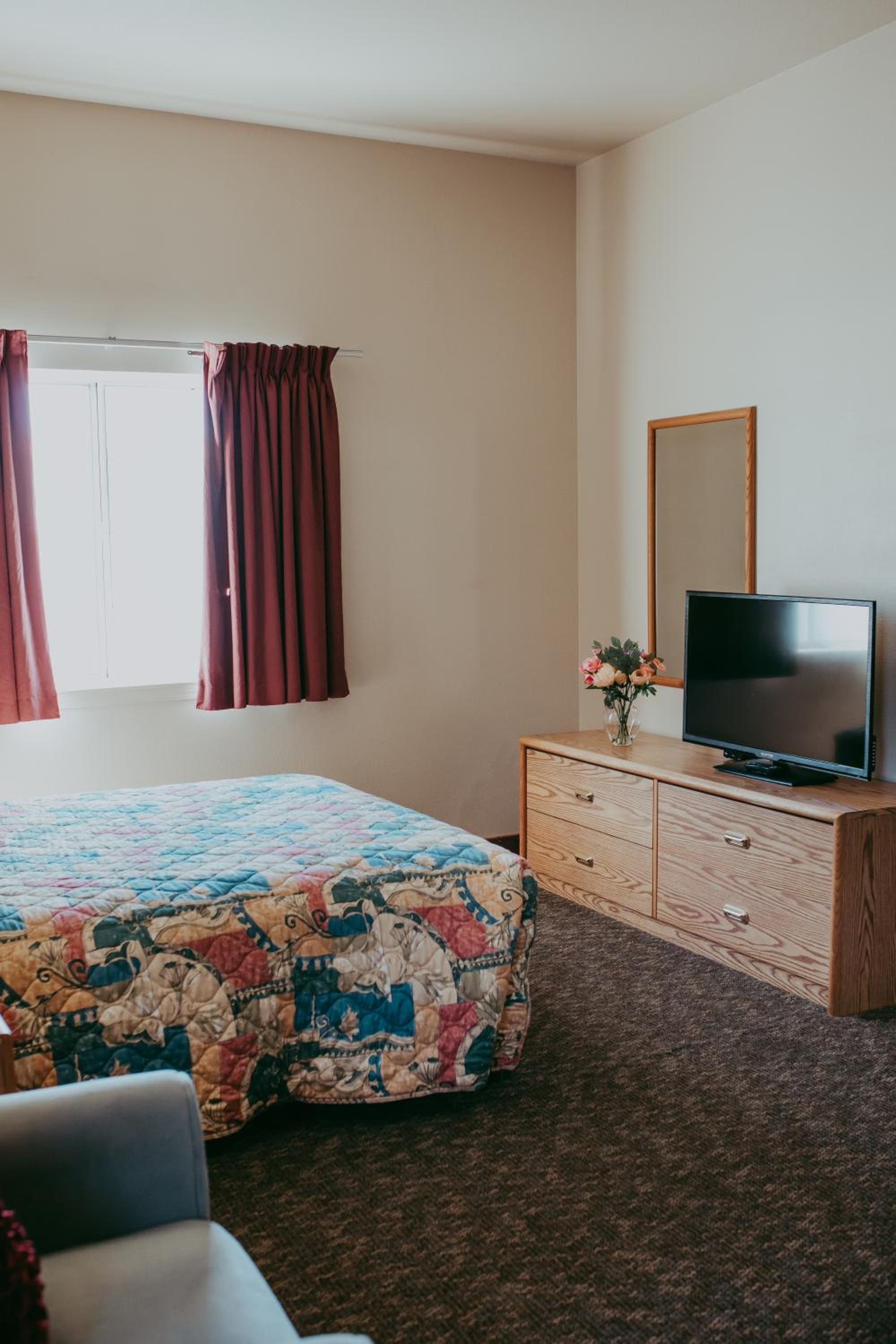 Deluxe Queen Room - Photo 10